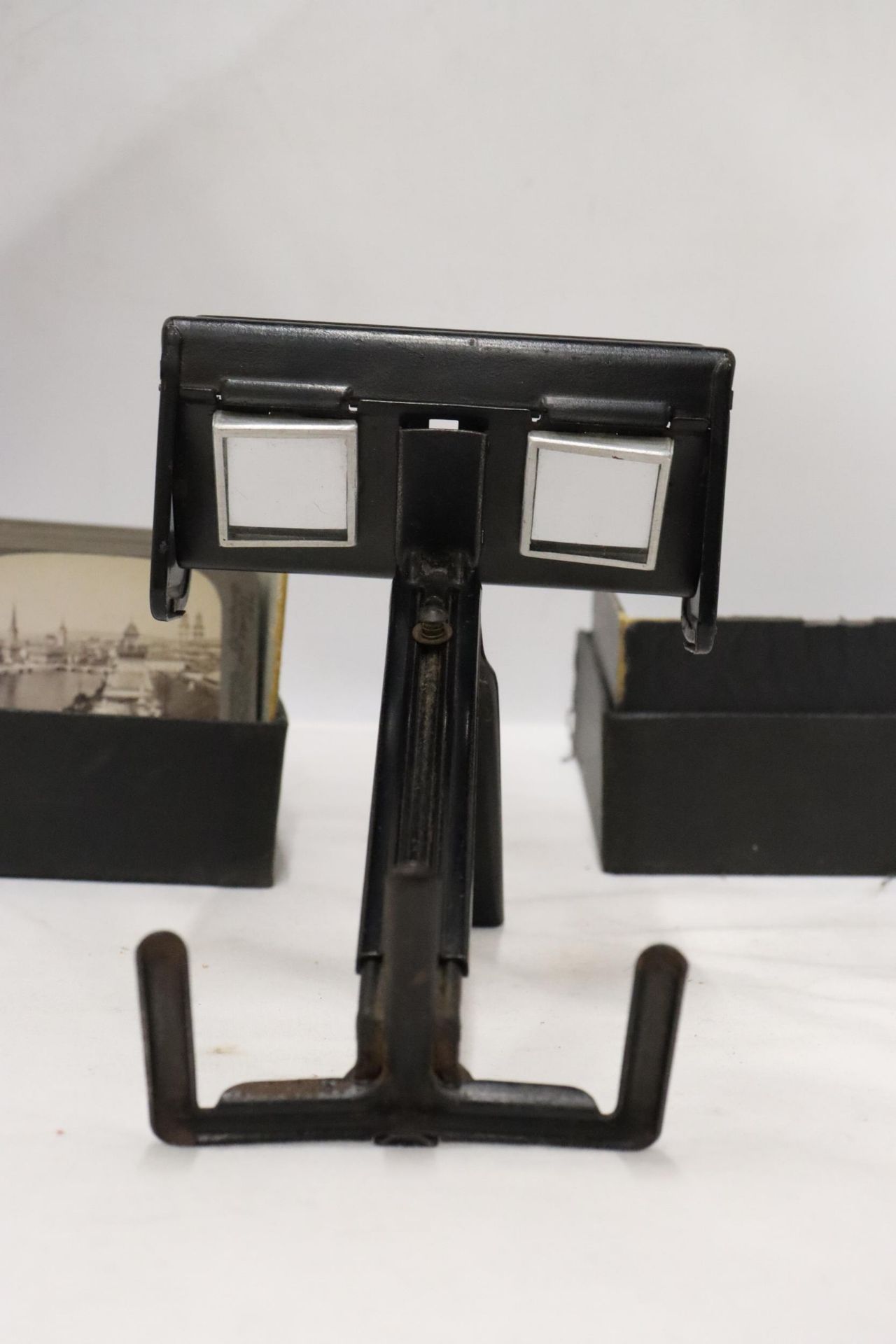A VINTAGE 3D VIEWER BY THE CORTE-SCOPE CO., CLEVELAND OHIO TOGETHER WITH VIEWING CARDS - Image 5 of 9
