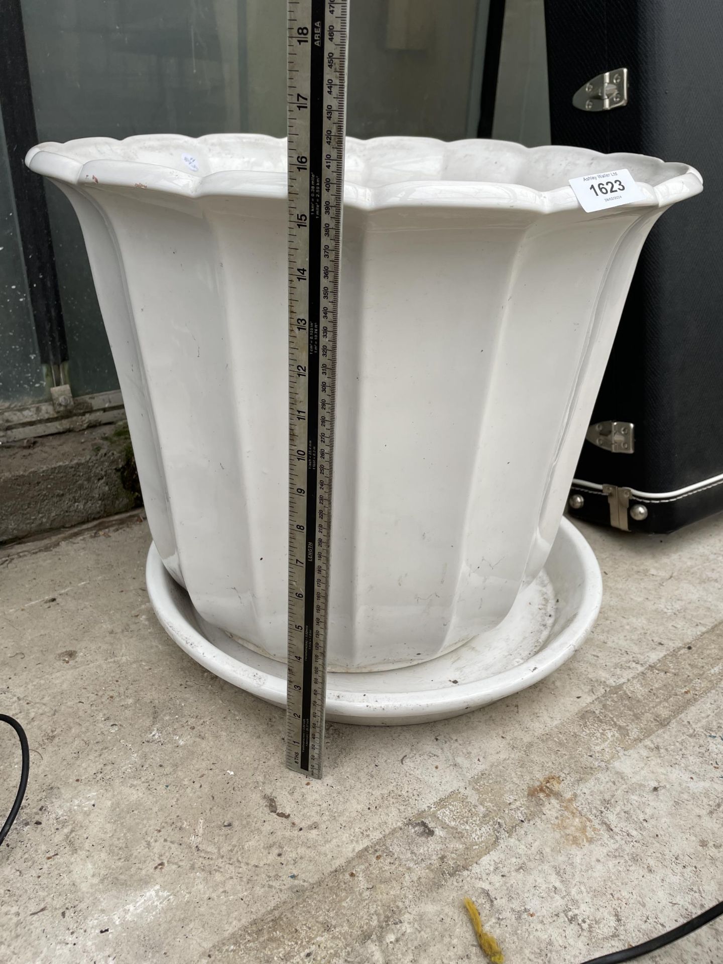 A LARGE WHITE CERAMIC PLANTER - Bild 2 aus 4