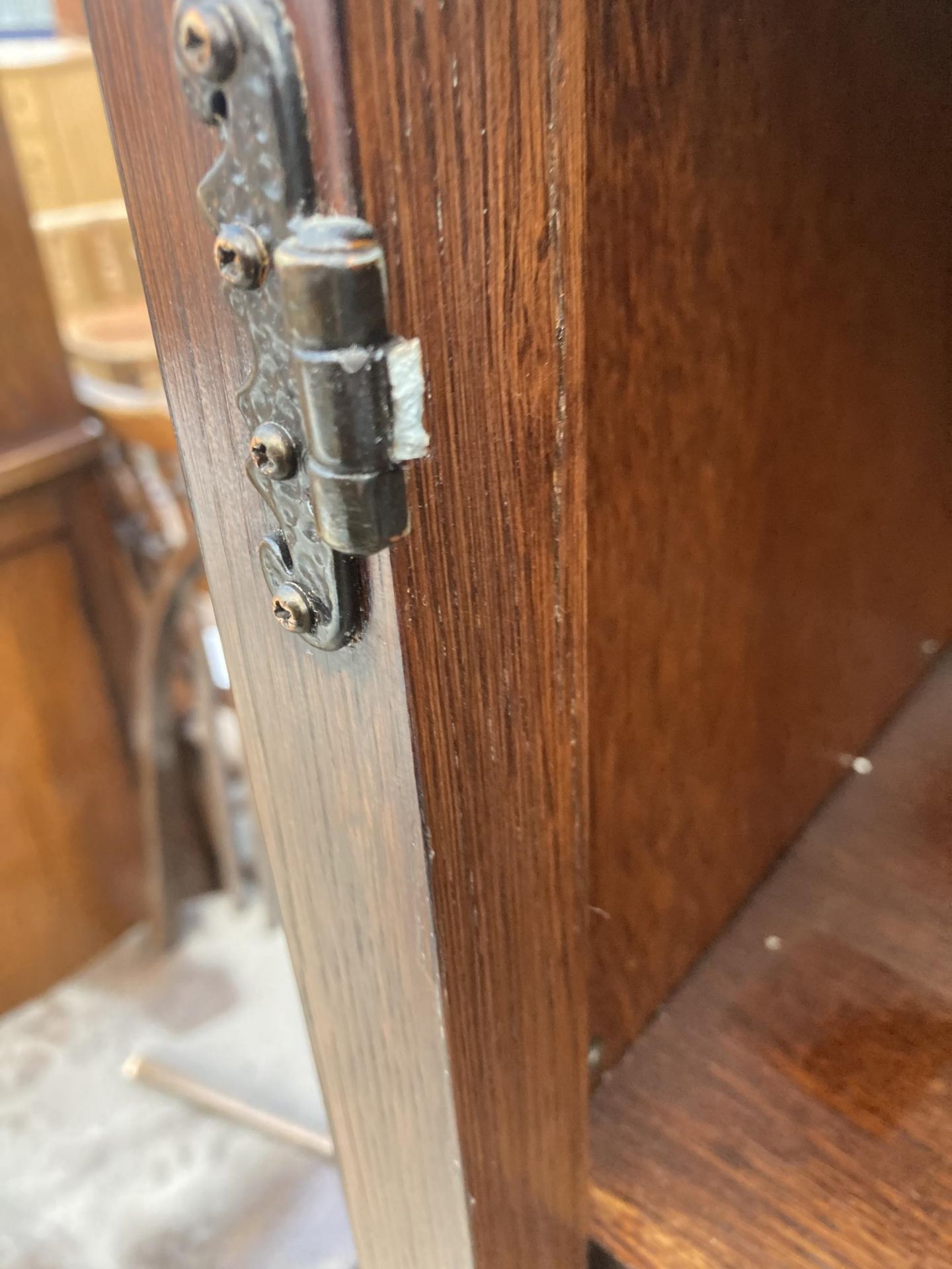 AN OAK JAYCEE GLAZED AND LEADED TWO DOOR CUPBOARD WITH LINEN FOLD DOORS TO BASE 38" WIDE - Image 4 of 5