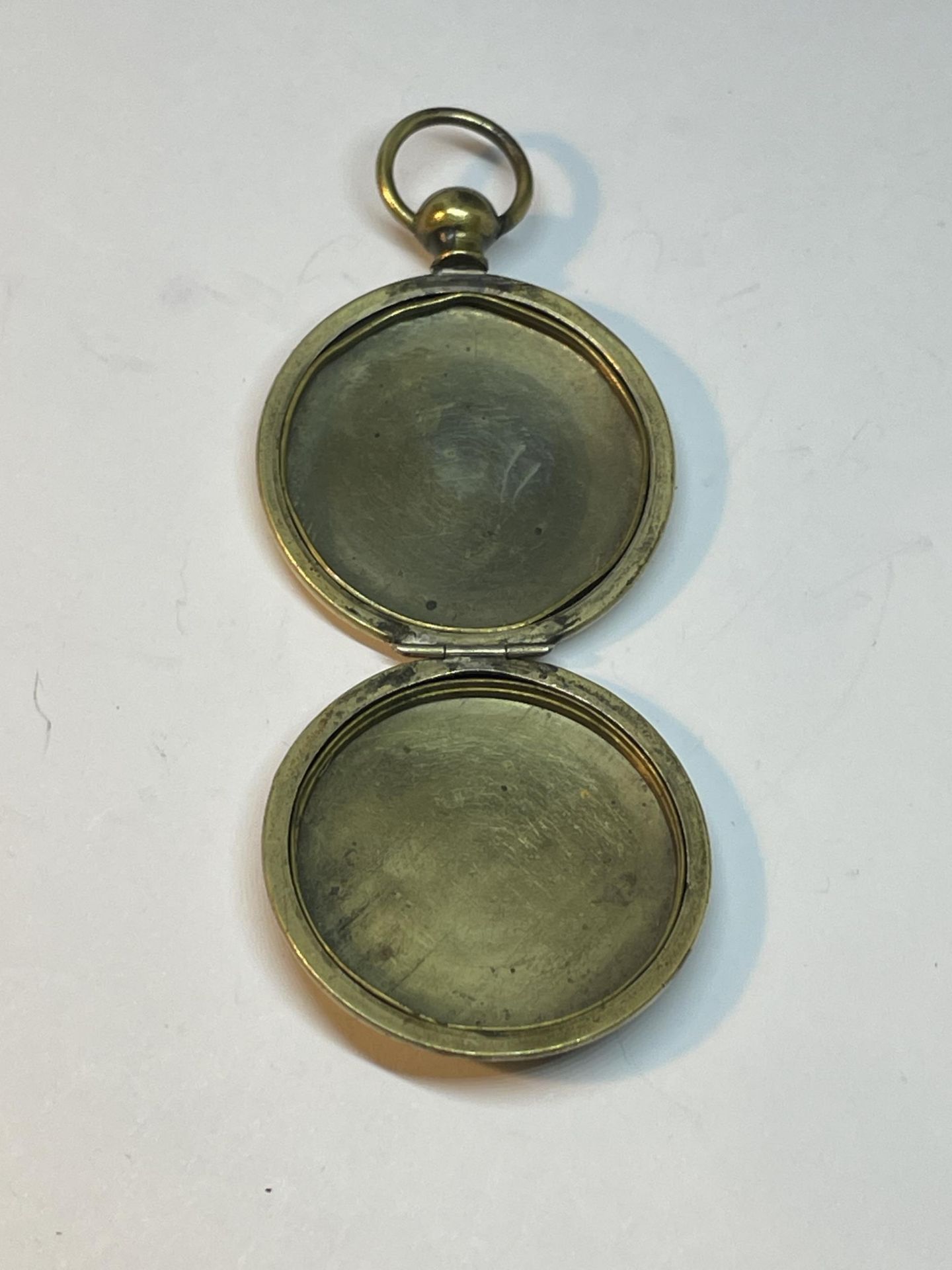 A VINTAGE LOCKET/COIN CASE - Bild 3 aus 3