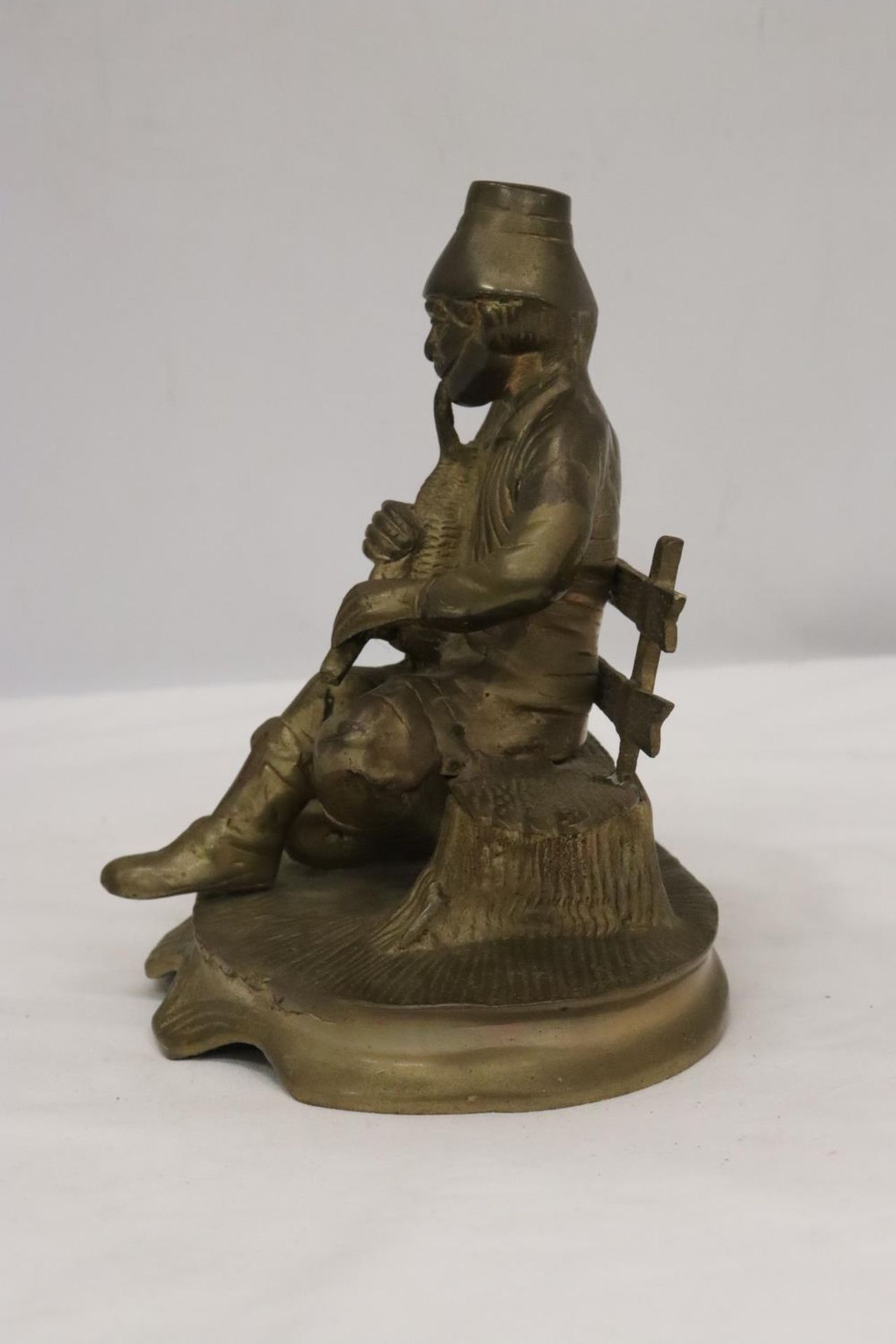 A BRASS SEATED MUSICIAN - Image 4 of 5