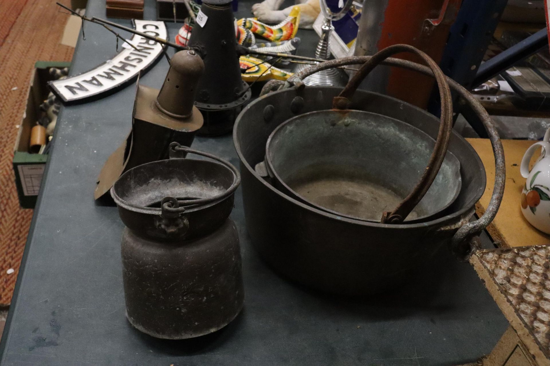 TWO LARGE HEAVY CAST PANS, A VINTAGE BRASS LAMP - A/F AND A SMALL CHURN - Image 3 of 11