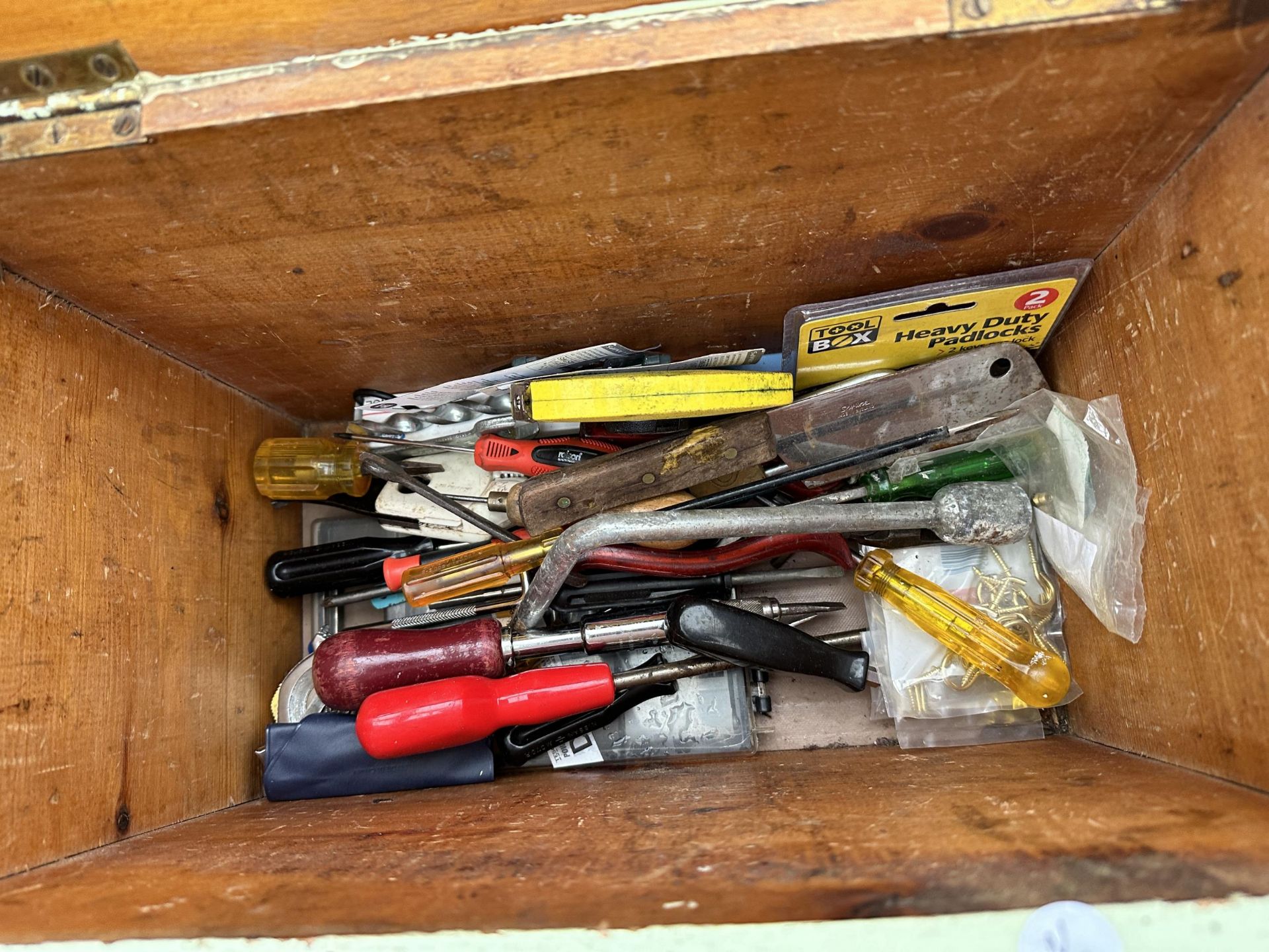 A WOODEN TOOL CHEST WITH AN ASSORTMENT OF TOOLS TO INCLUDE A VICE, A CLAMP, SCREW DRIVERS AND - Image 2 of 2