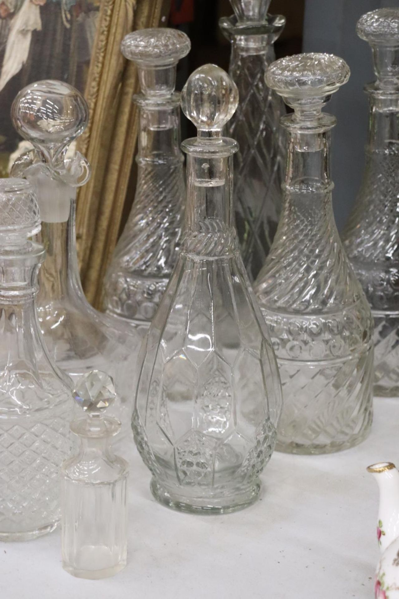 A QUANTITY OF VINTAGE DECANTERS - 9 IN TOTAL PLUS TWO SCENT BOTTLES - Image 4 of 4