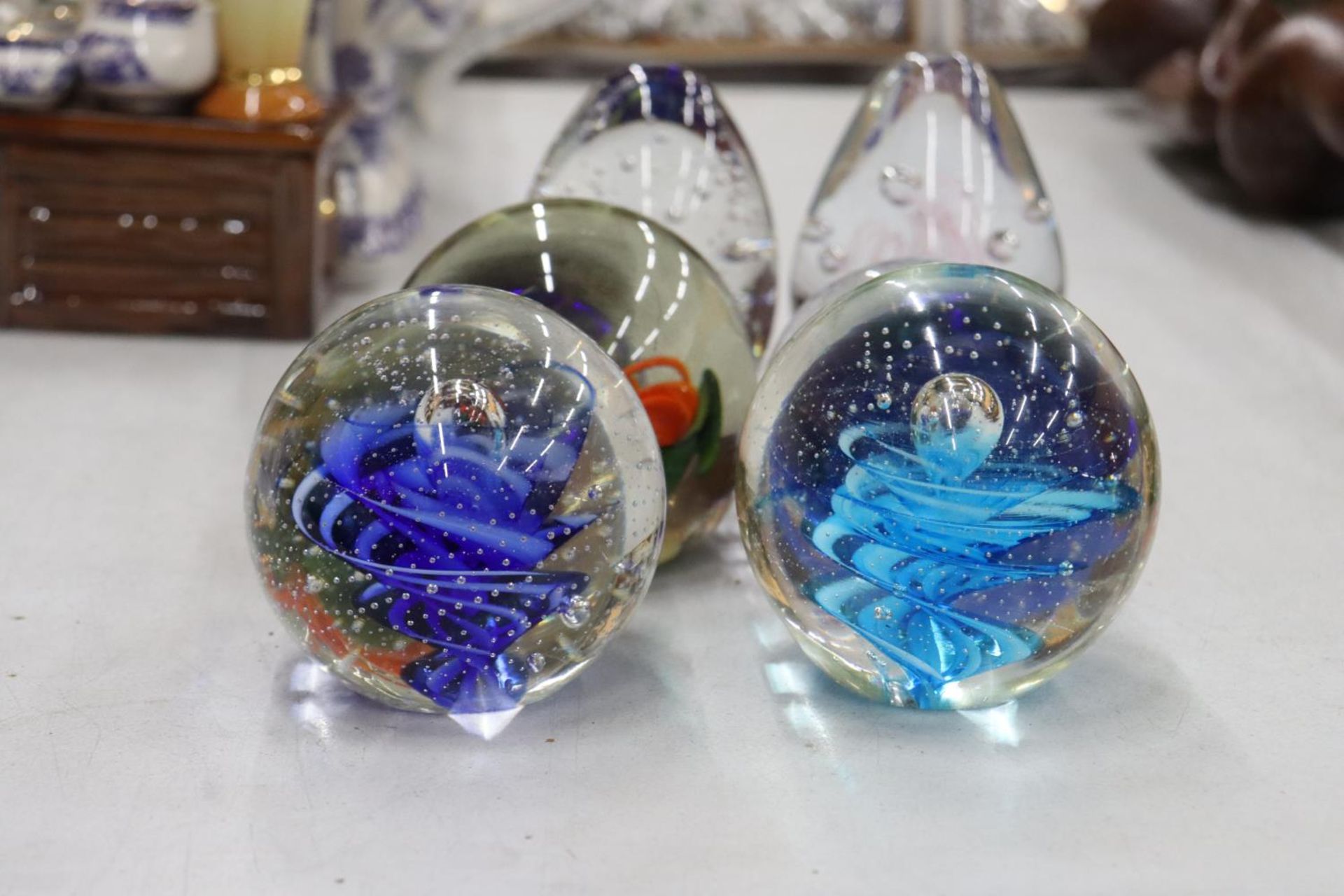 SIX GLASS PAPERWEIGHTS - Bild 4 aus 6