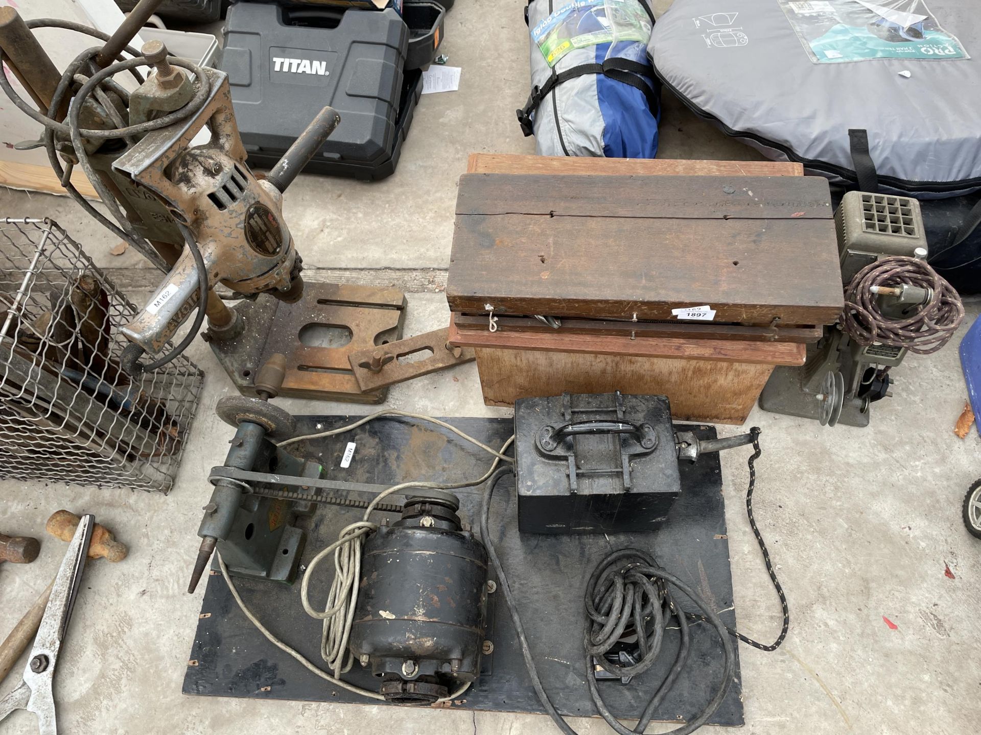 A LARGE ASSORTMENT OF TOOLS TO INCLUDE DRILL BITS, A DRILL AND DRILL STAND AND A PROJECTOR ETC