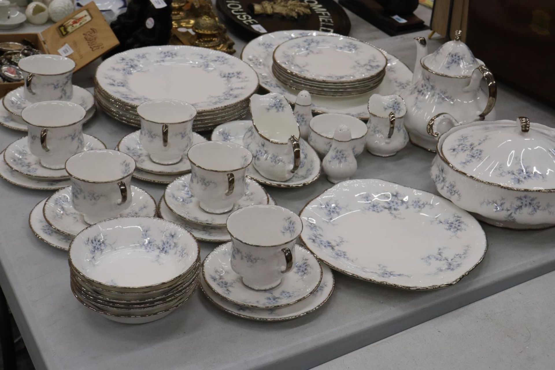 A PARAGON 'BRIDES CHOICE' DINNER SERVICE TO INCLUDE SIX OF EACH, DINNER, SALAD, SIDE PLATES, CUPS - Image 3 of 12