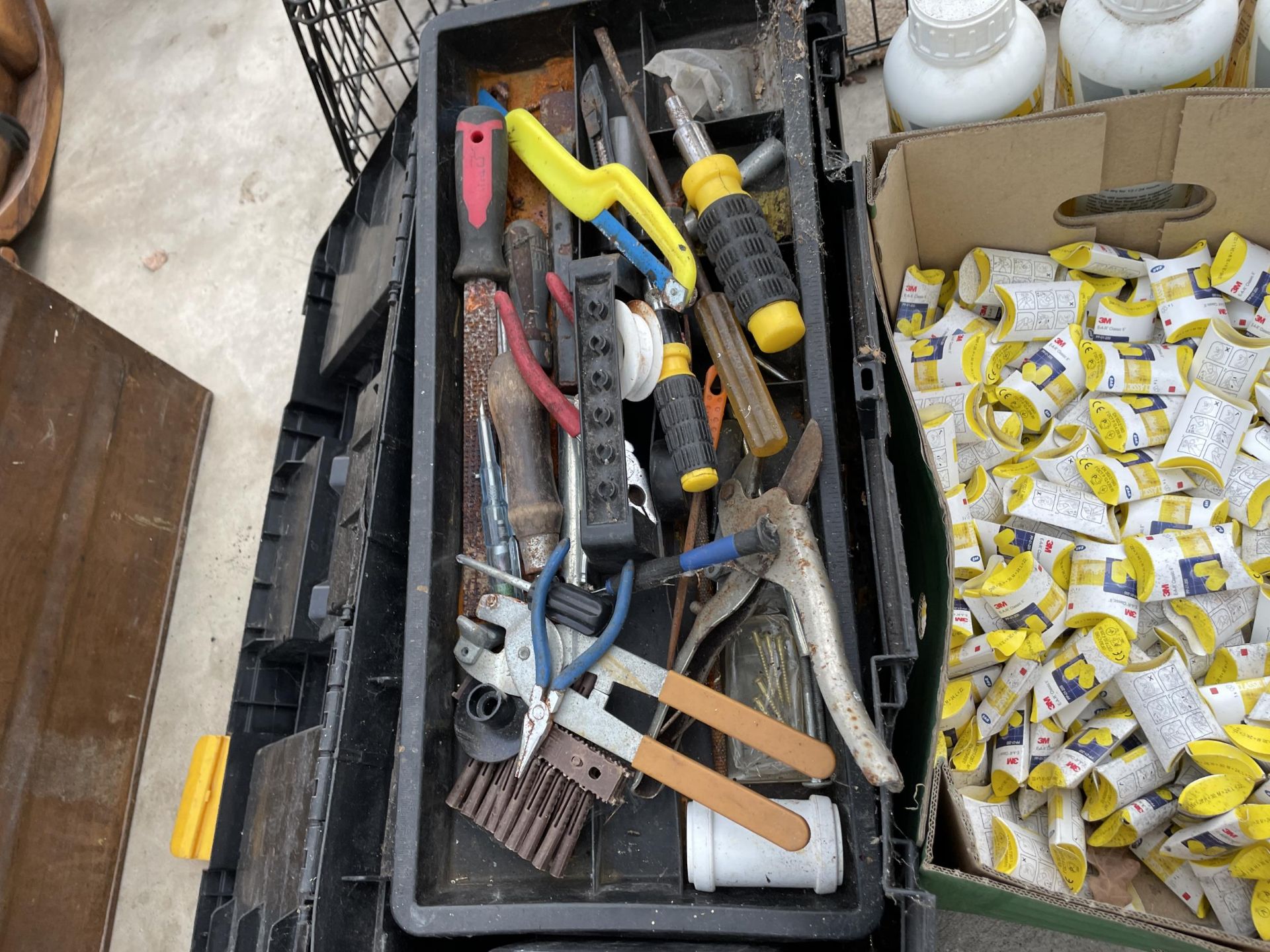 AN ASSORTMENT OF TOOLS AND HARDWARE TO INCLUDE EARPLUGS, SCREW DRIVERS AND A FUSE SET ETC - Bild 4 aus 4