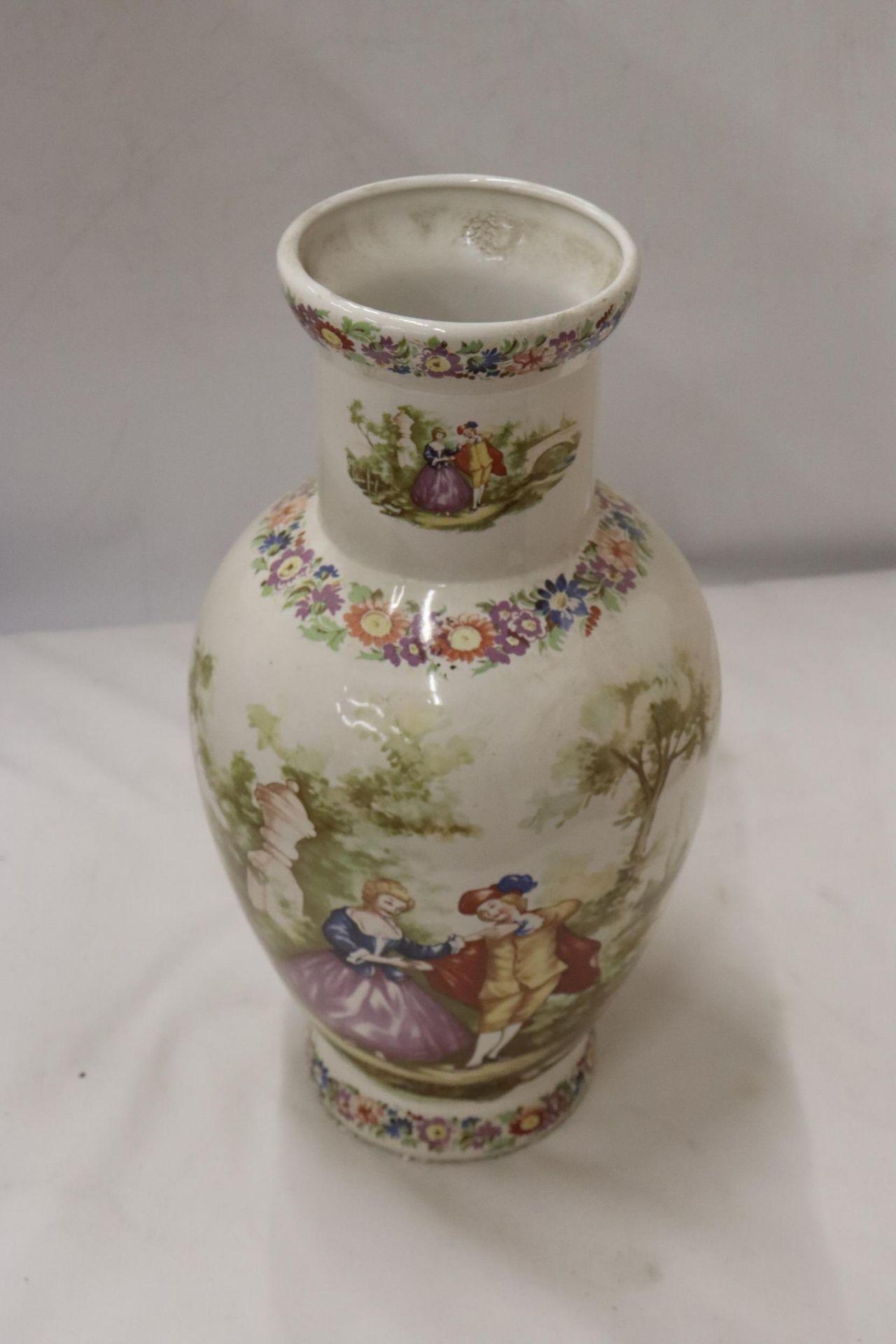 A LARGE VICTORIAN STYLE VASE WITH TRANSFER PRINTED PRINT, HEIGHT 37CM - Bild 5 aus 5