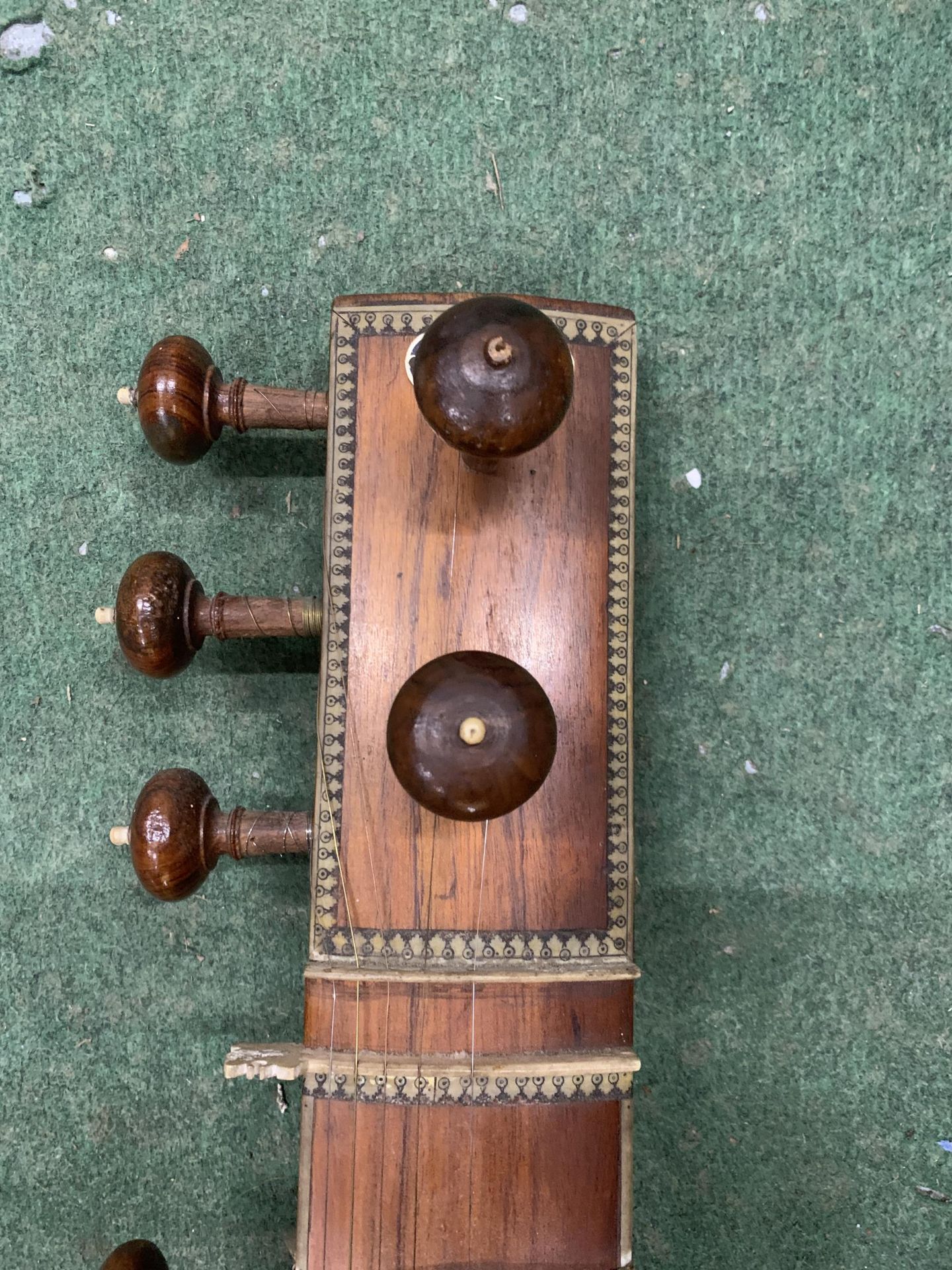 AN ANTIQUE FULL SIZE INDIAN SITAR DATED TO C.1925 - Image 4 of 7