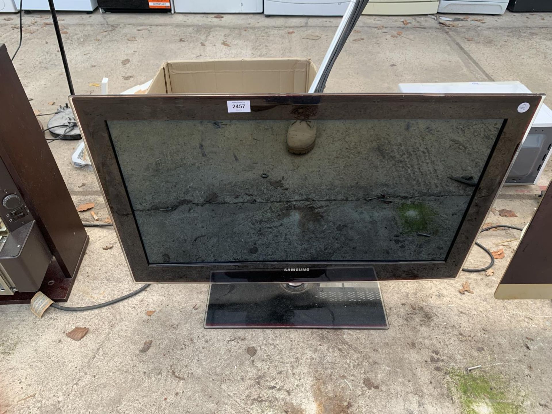 A SAMSUNG 32" TELEVISION