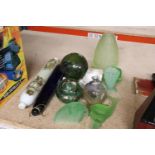 A QUANTITY OF VINTAGE GLASS TO INLCUDE TWO ROLLING PINS, GREEN GLASS VASES, ETC