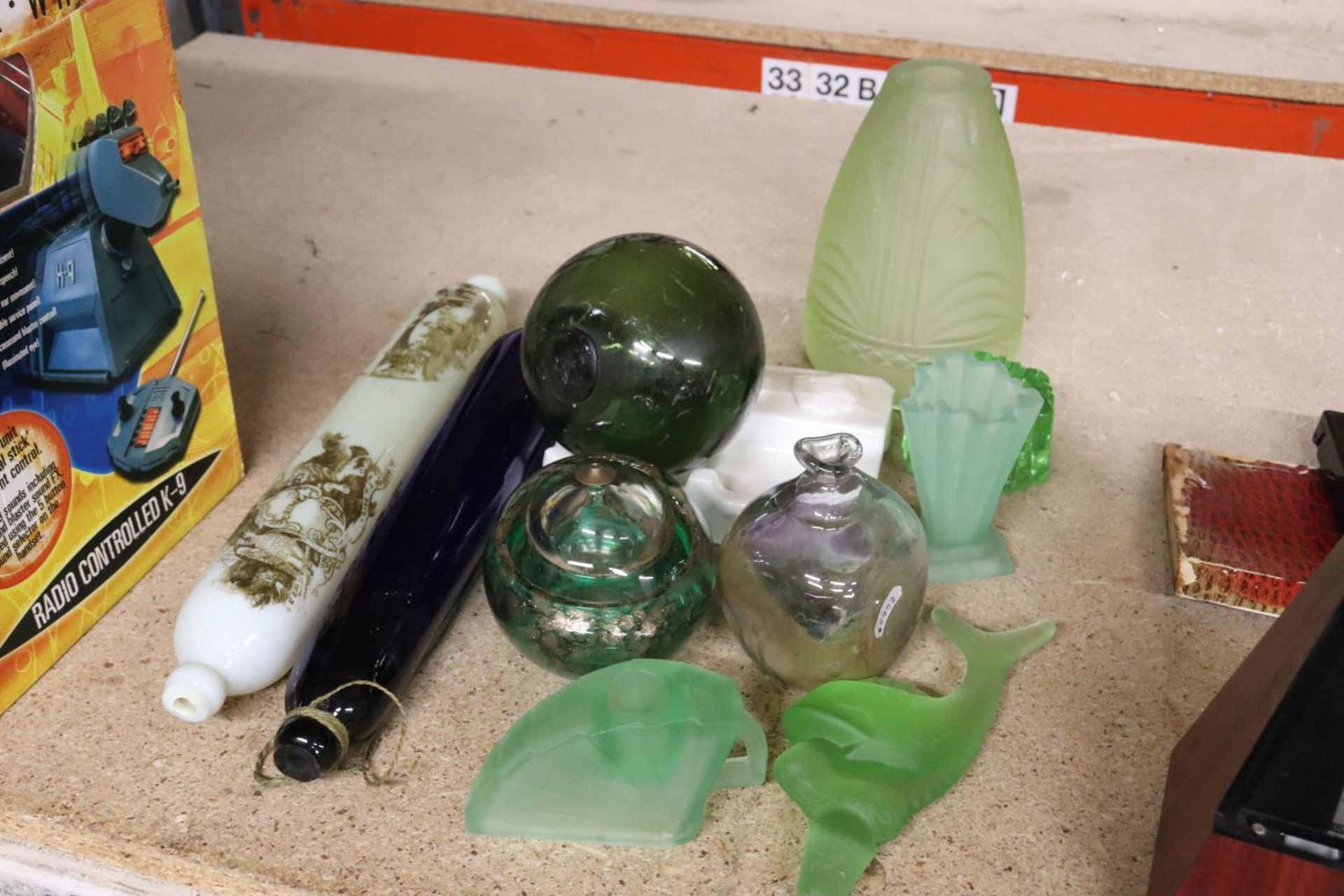 A QUANTITY OF VINTAGE GLASS TO INLCUDE TWO ROLLING PINS, GREEN GLASS VASES, ETC