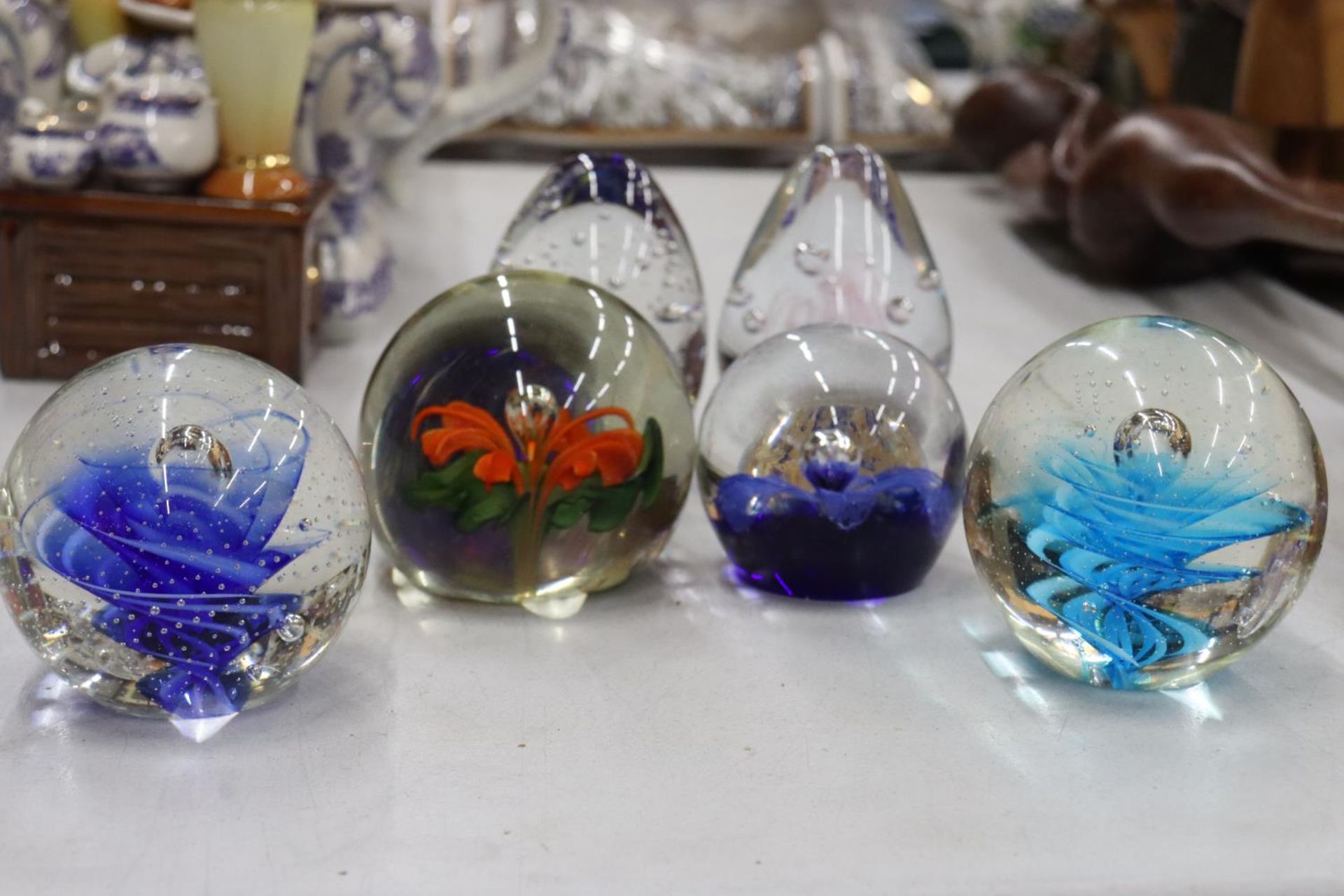 SIX GLASS PAPERWEIGHTS - Bild 5 aus 6