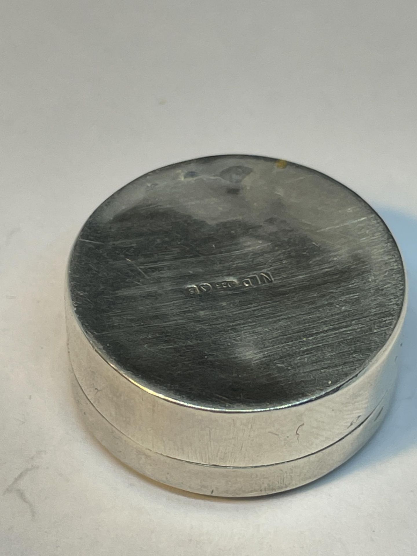 A MARKED SILVER PILL BOX WITH DECORATIVE TOP - Bild 2 aus 4