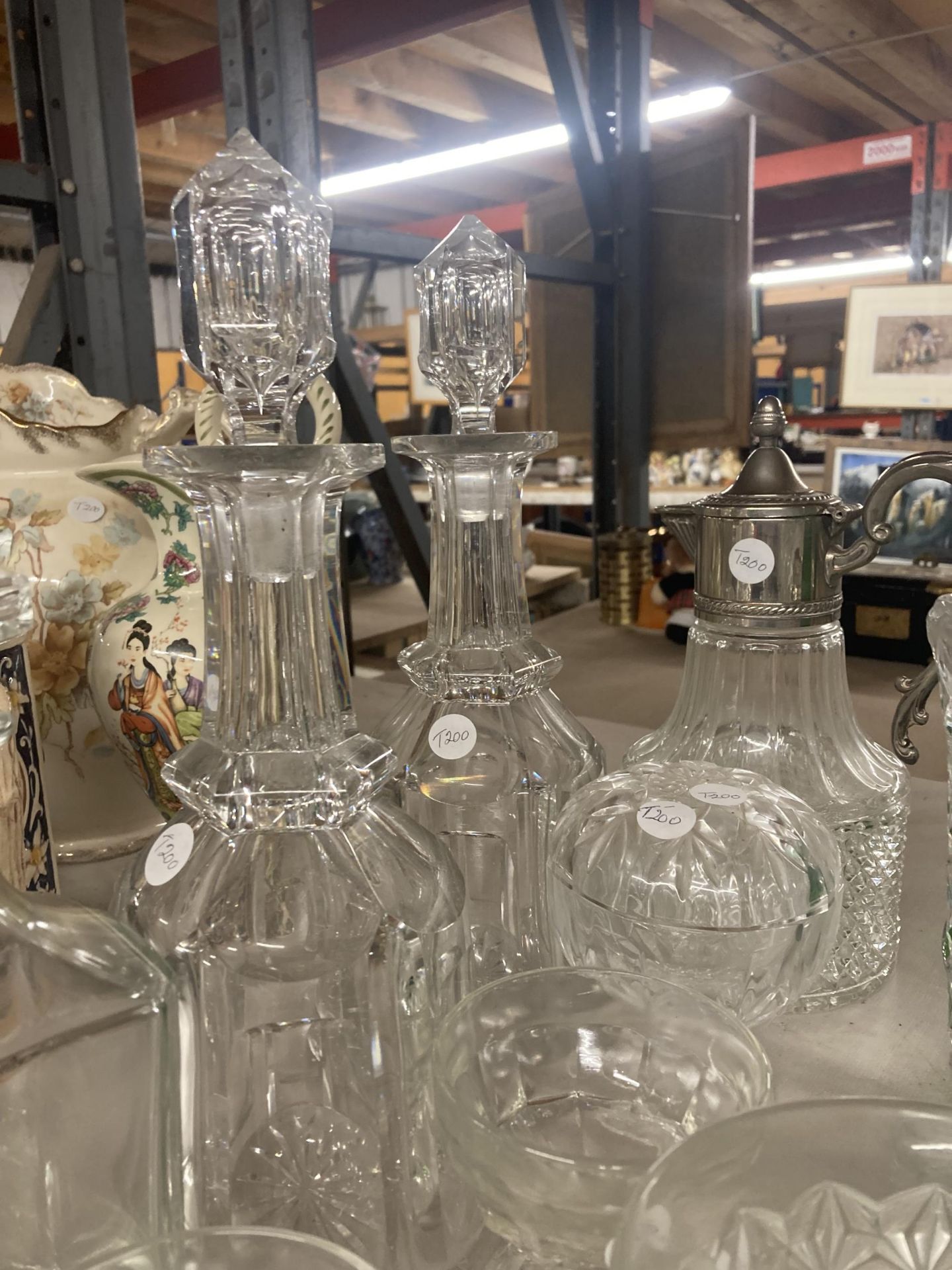 A QUANTITY OF CUT GLASS TO INCLUDE DECANTERS, JARS, SILVER PLATED TOP CARAFE ETC - Bild 4 aus 5
