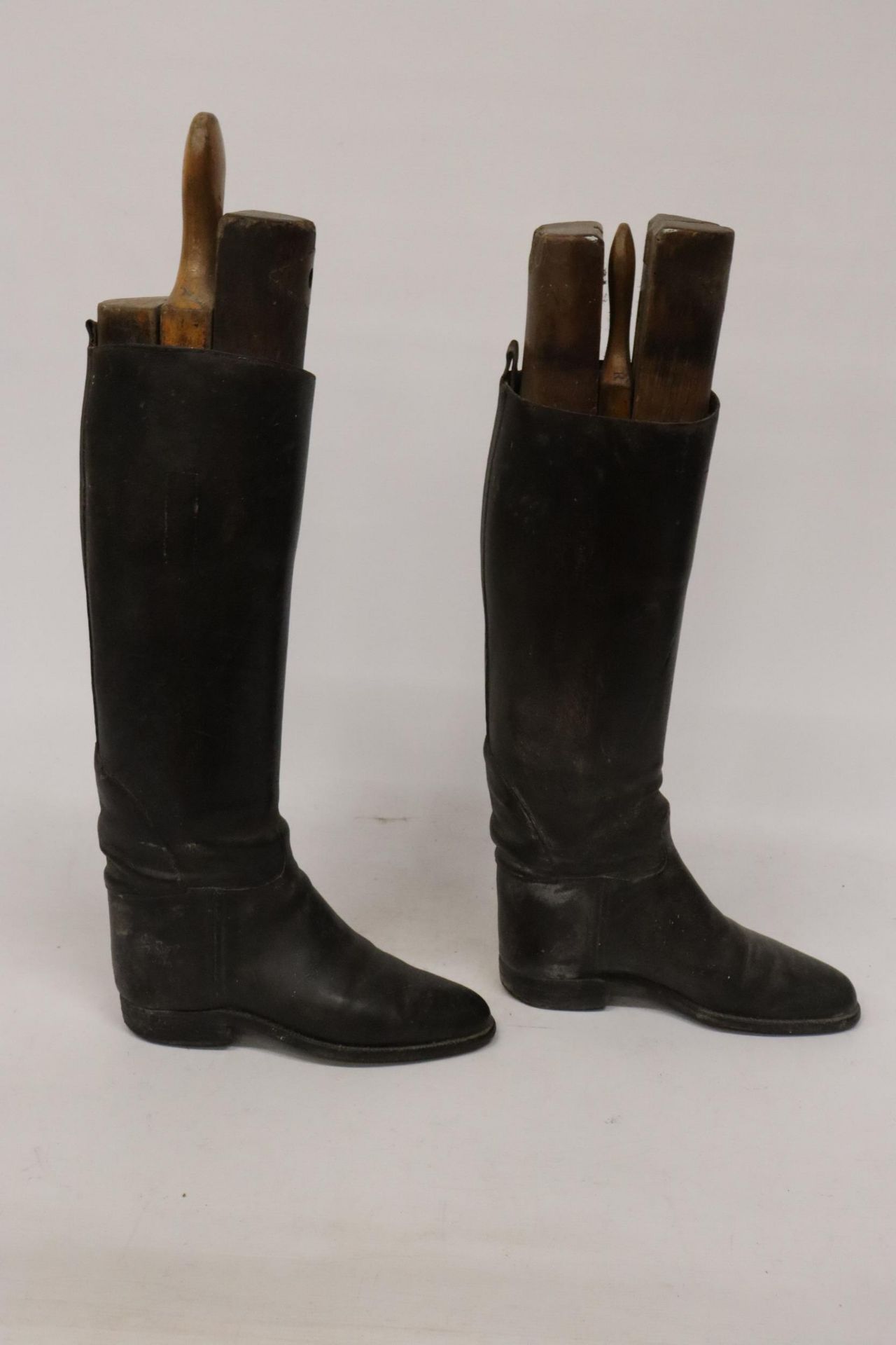 A PAIR OF VINTAGE LEATHER RIDING BOOTS WITH WOODEN BOOT TREES - Image 3 of 5