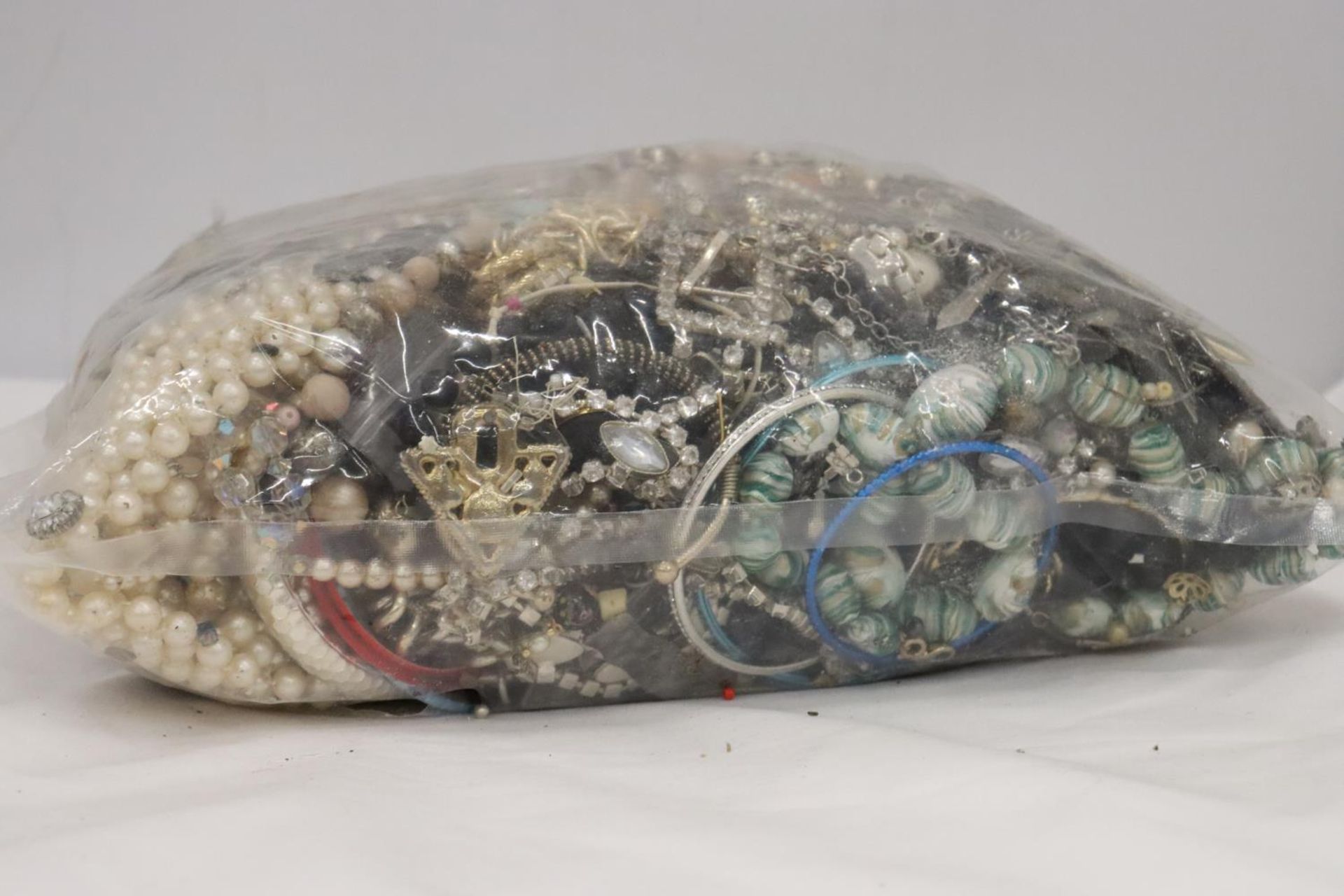 A LARGE QUANTITY OF COSTUME JEWELLERY - 5 KG IN TOTAL - Image 8 of 8