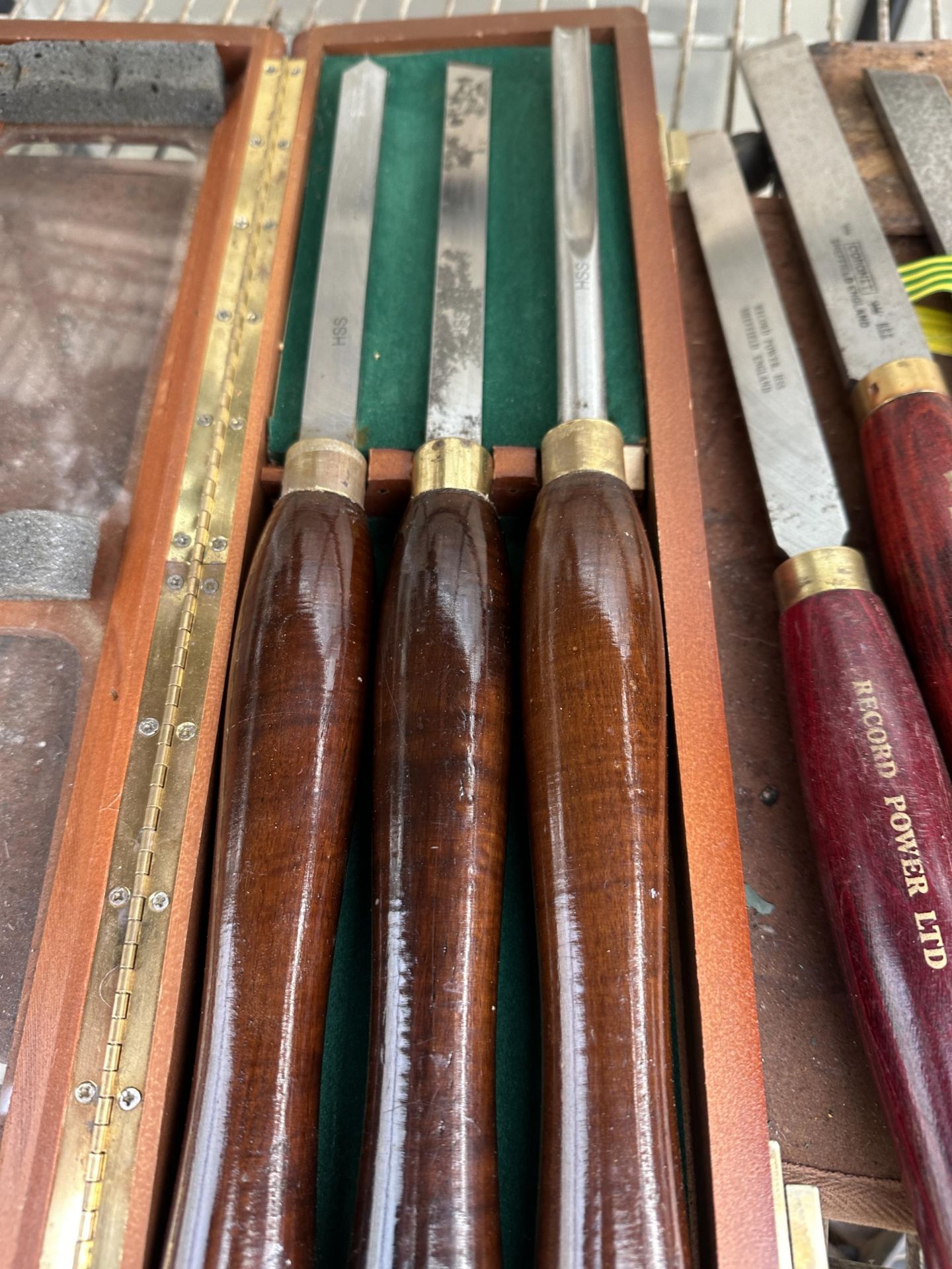 SIX VARIOUS WOOD LATHE WORKING TOOLS TO INCLUDE A CASED SET OF THREE FAITHFUL CASED SET - Image 2 of 6