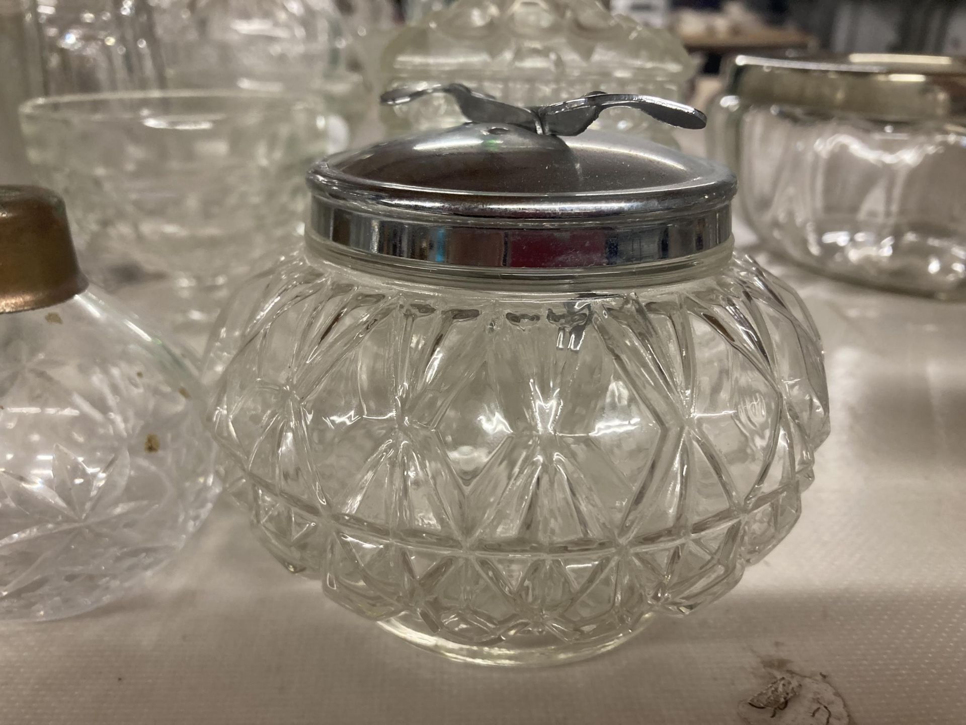 A QUANTITY OF CUT GLASS TO INCLUDE DECANTERS, JARS, SILVER PLATED TOP CARAFE ETC - Bild 2 aus 5