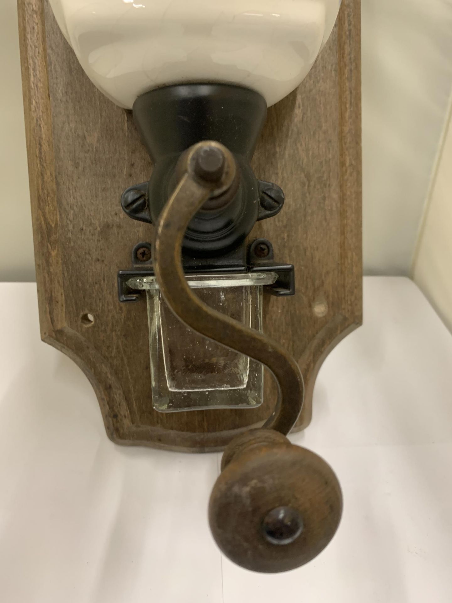 A VINTAGE ZASSENHAUS COFFEE GRINDER ON A WALL MOUNTING PLAQUE WITH A BLUE AND WHITE WARE CHAMBER - Image 3 of 5