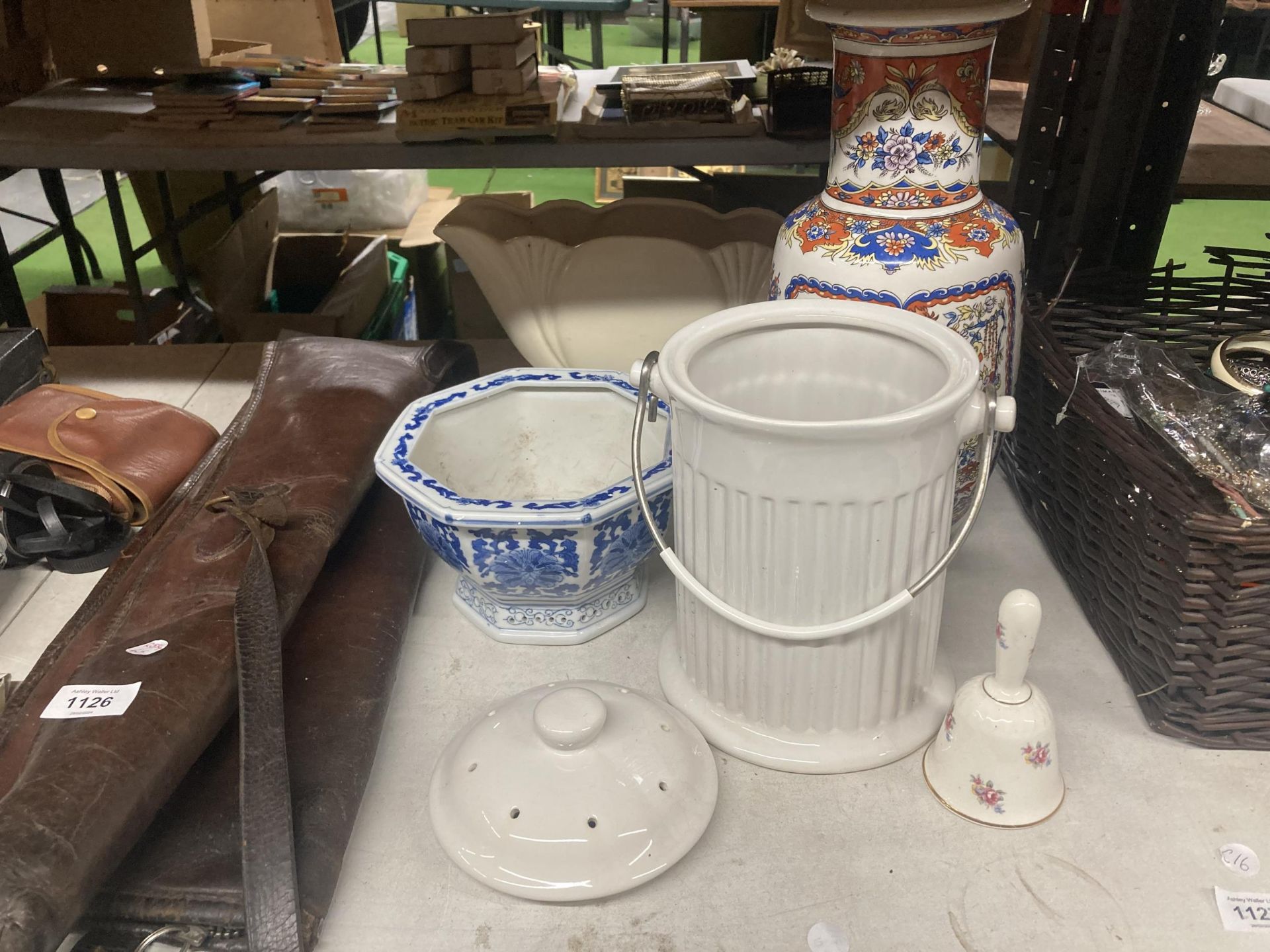 VARIOUS LARGE ITEMS OF CERAMICS TO INCLUDE AN ORIENTAL STYLE VASE, BLUE AND WHITE BOWL ETC