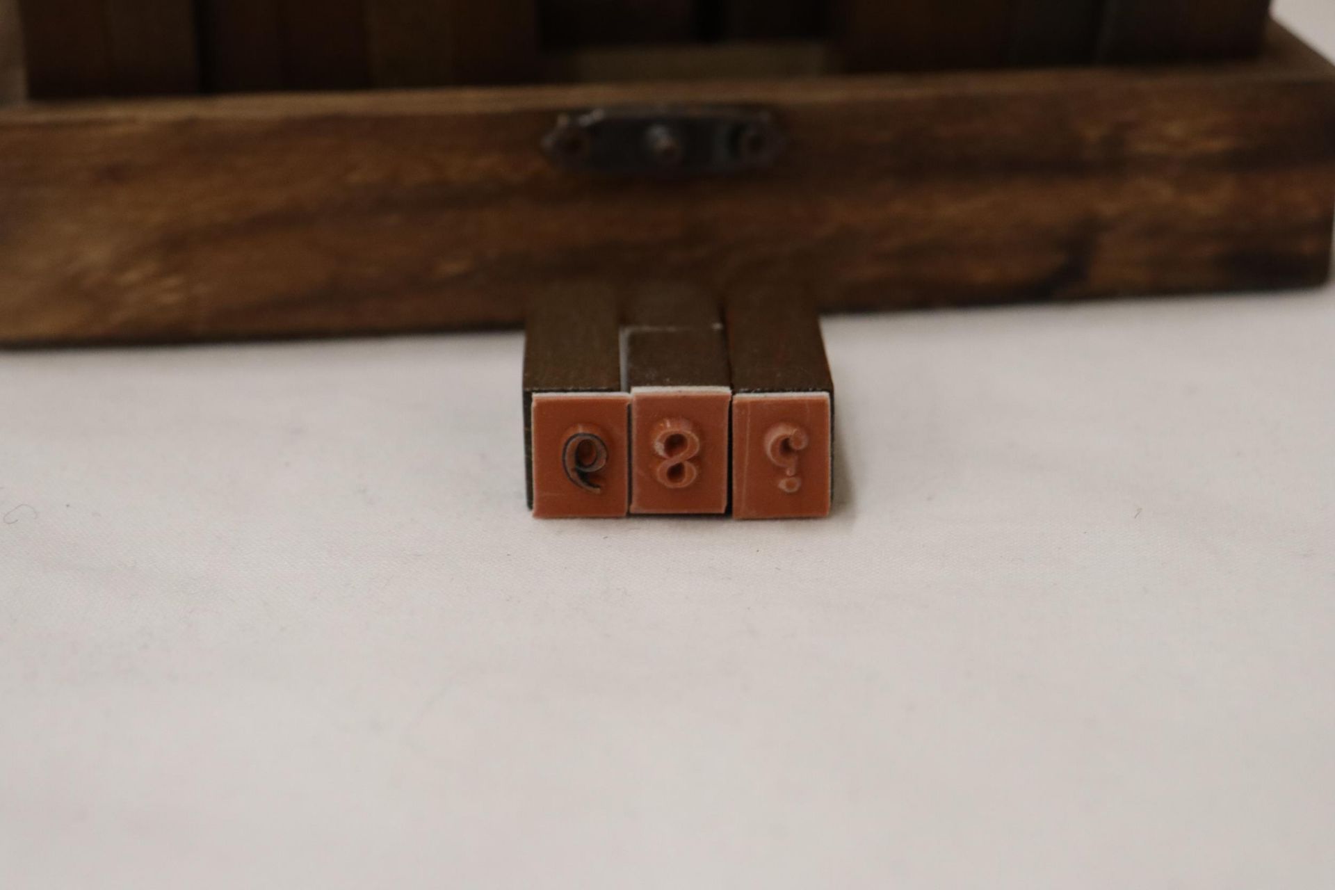 A VINTAGE BOX CONTAINING A QUANTITY OF NUMBER AND LETTER STAMPS - Bild 5 aus 5
