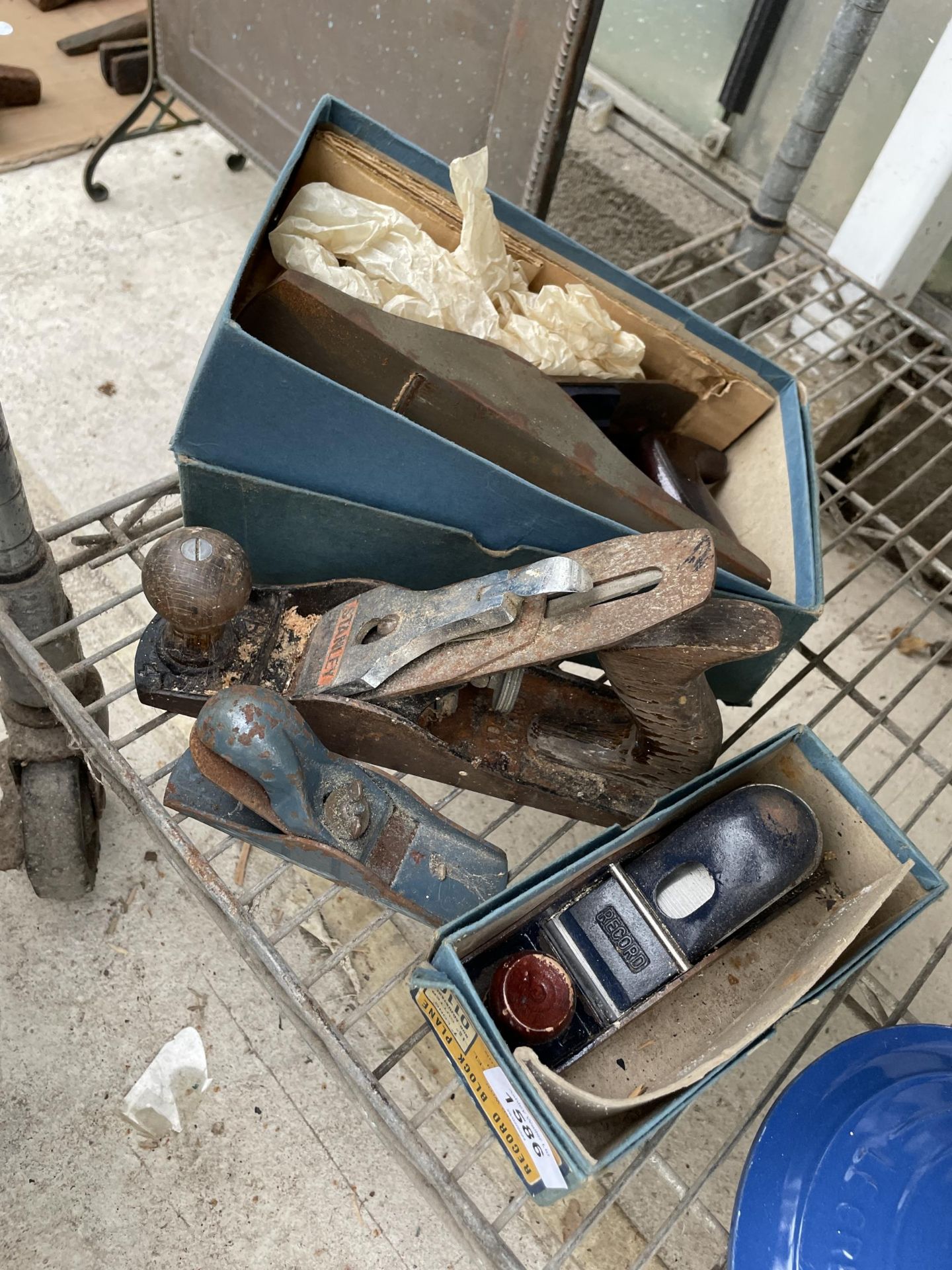 FOUR VARIOUS WOOD PLANES TO INCLUDE A STANLEY AND A RECORD NO. 0110 ETC