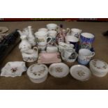 A QUANTITY OF CERAMICS TO INCLUDE COMMEMORATIVE MUGS, A GAUDY WELSH TEACUP, WEDGWOOD, ROYAL DOULTON,