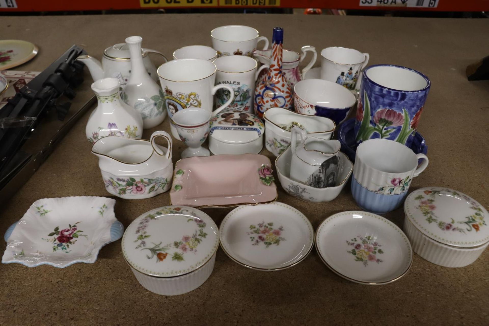 A QUANTITY OF CERAMICS TO INCLUDE COMMEMORATIVE MUGS, A GAUDY WELSH TEACUP, WEDGWOOD, ROYAL DOULTON,