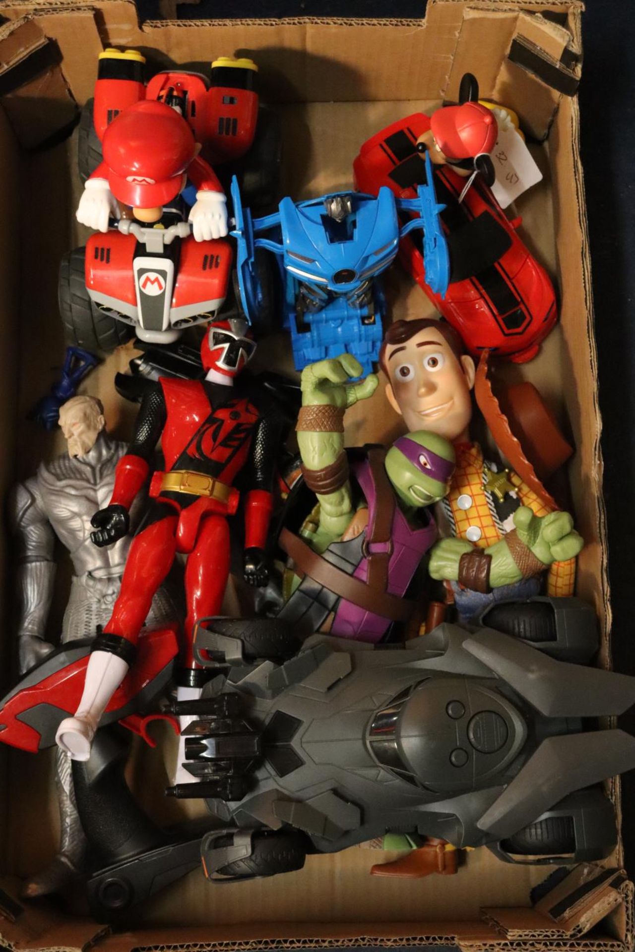 A QUANTITY OF TOY FIGURES TO INCLUDE POWER RANGERS, SUPER MARIO, WOODY FROM TOY STORY, A TEENAGE