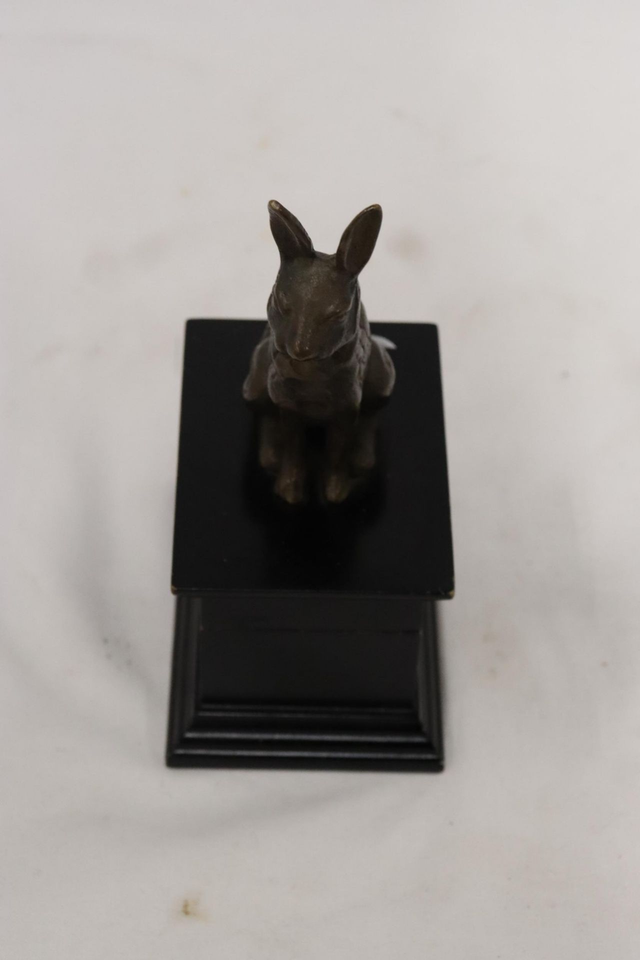 A FIGURE OF A HARE SITTING ON A WOODEN TRINKET BOX - Image 5 of 6