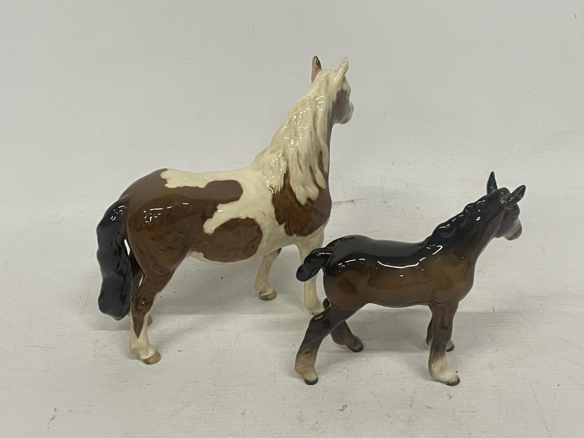 TWO BESWICK HORSES TO INCLUDE A SKEWBALD - Image 2 of 4