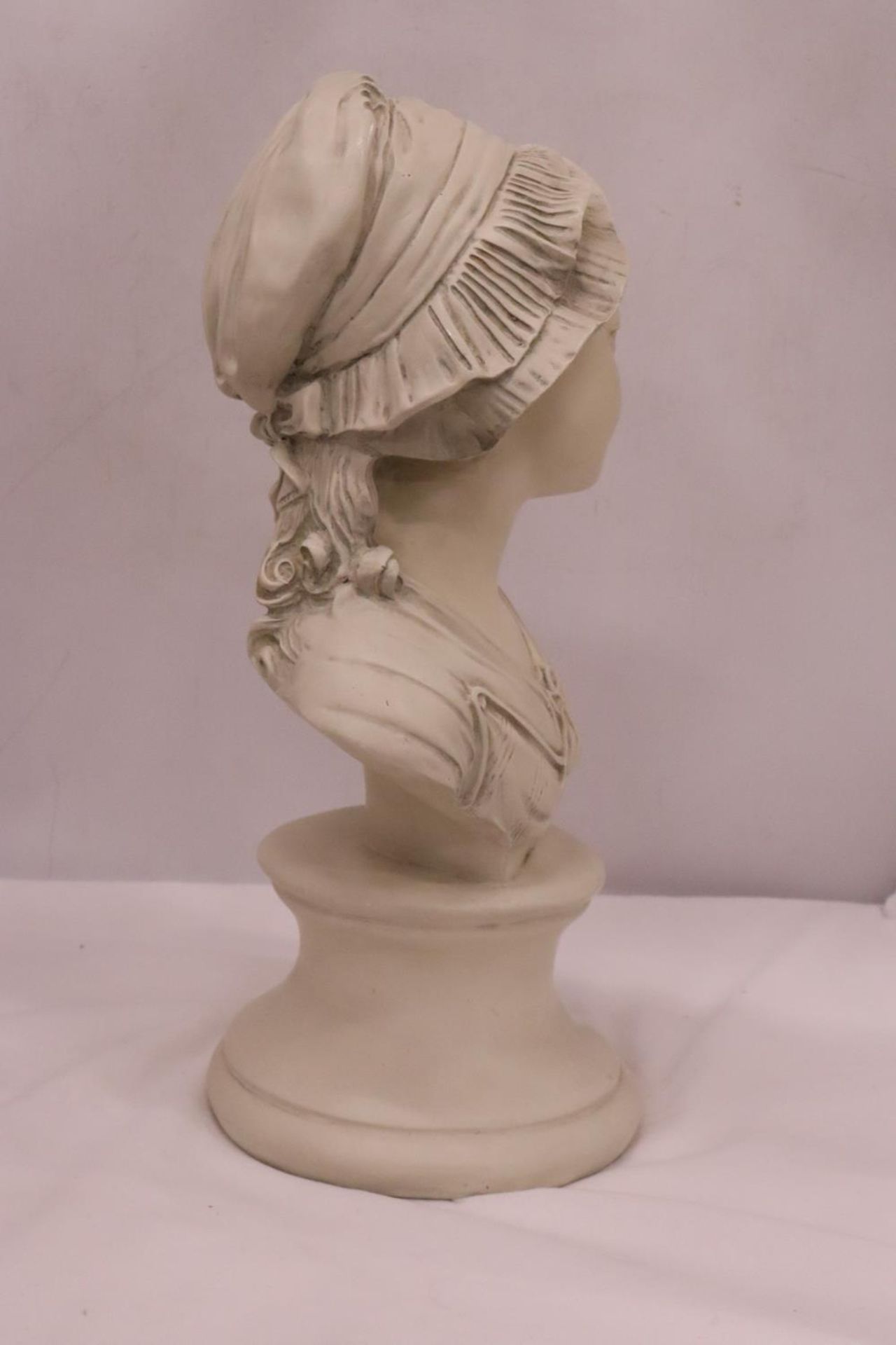 A LARGE BUST OF A LADY, HEIGHT APPR0X 42CM - Image 4 of 4