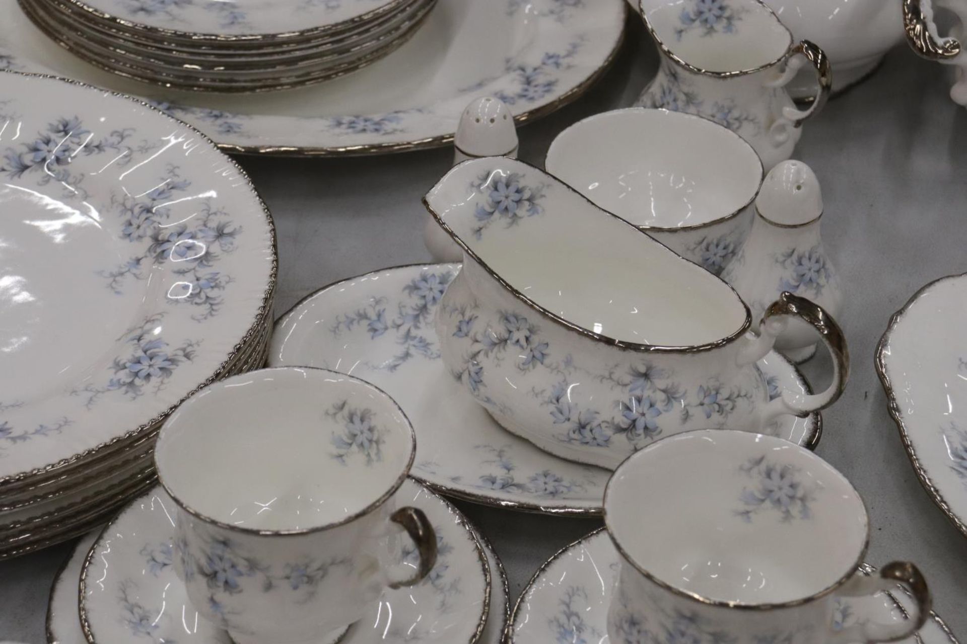 A PARAGON 'BRIDES CHOICE' DINNER SERVICE TO INCLUDE SIX OF EACH, DINNER, SALAD, SIDE PLATES, CUPS - Image 10 of 12