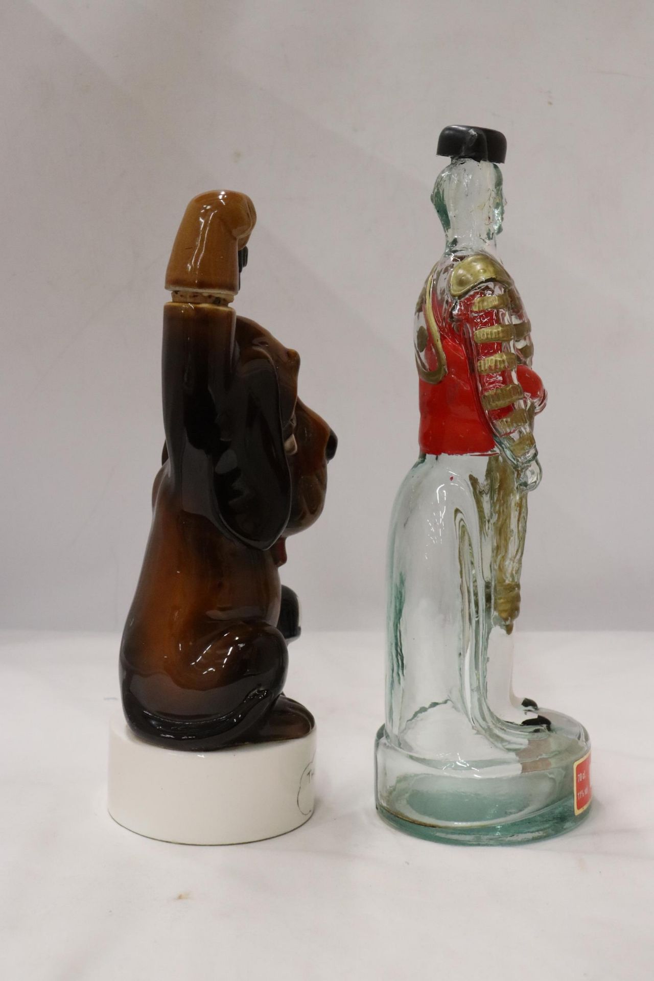AN UNUSUAL SANGRIA DECANTER IN THE FORM OF A MATADOR AND 'THE LAST SHOT' DROOPY DECANTER - Bild 4 aus 7