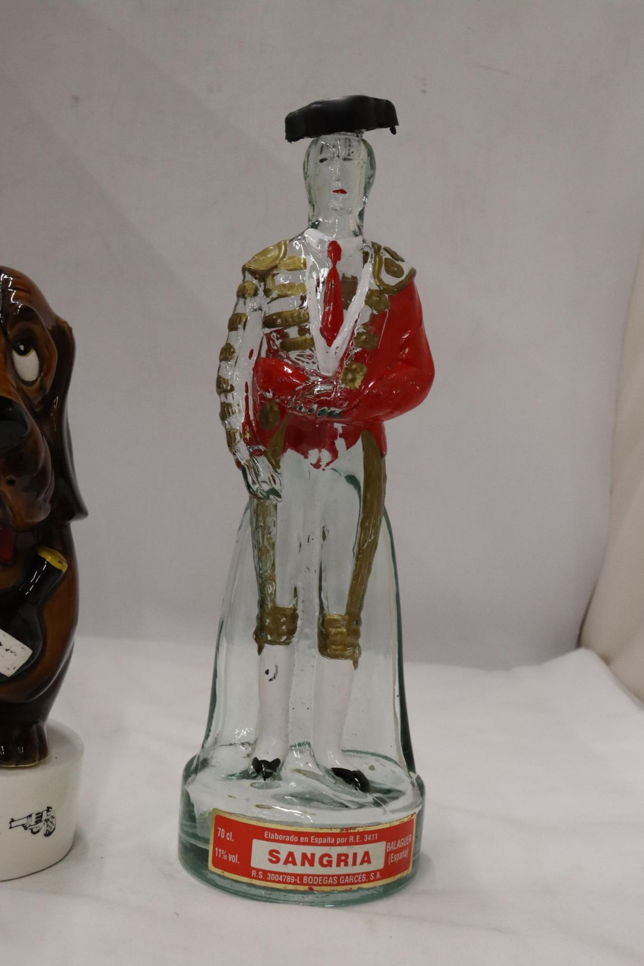 AN UNUSUAL SANGRIA DECANTER IN THE FORM OF A MATADOR AND 'THE LAST SHOT' DROOPY DECANTER - Bild 6 aus 7