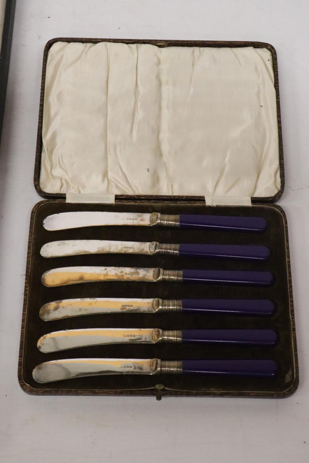A BOXED SET OF CUTLERY TO INCLUDE A BOXED SET OF KNIVES - Image 2 of 8