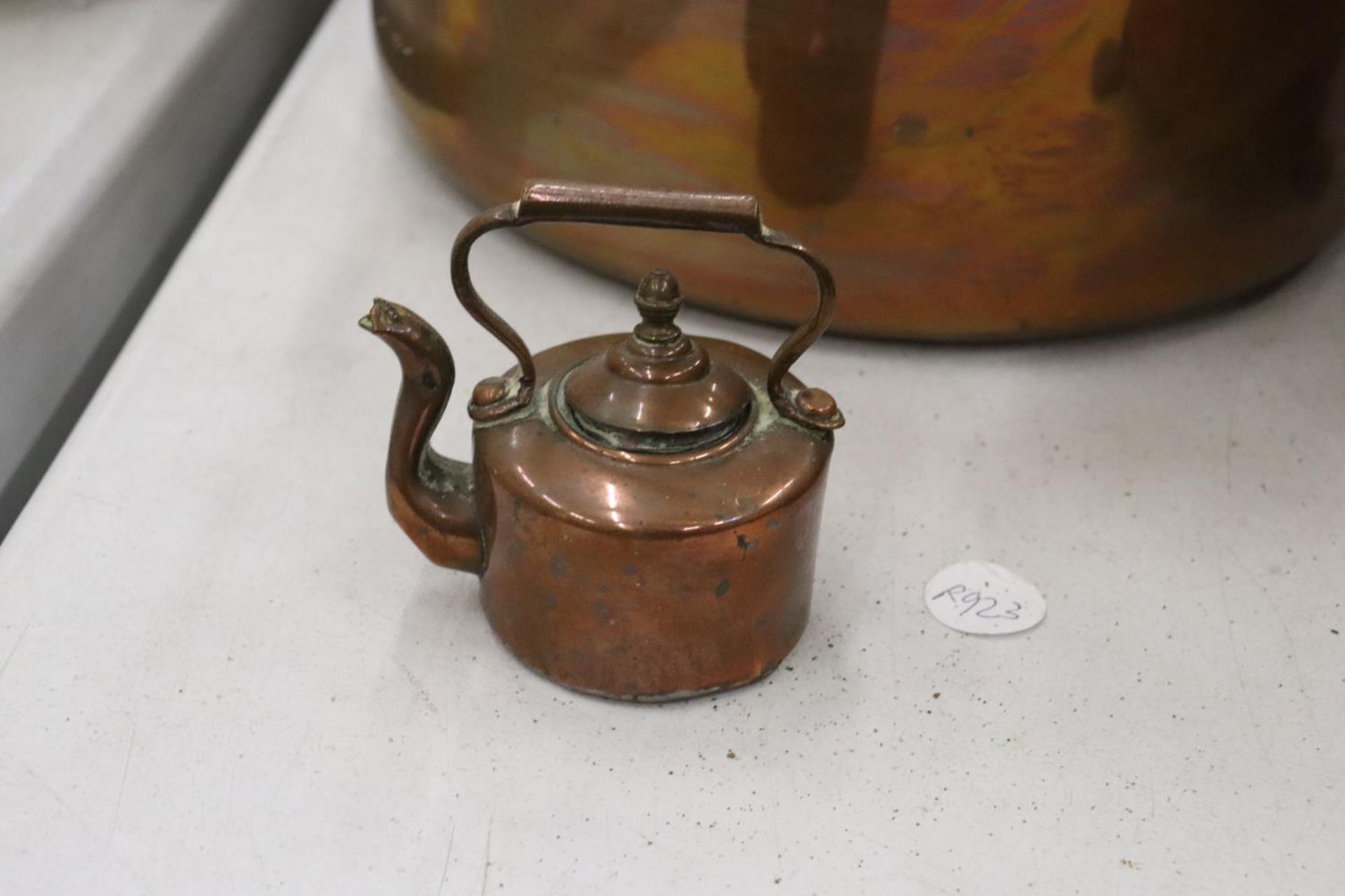 A COLLECTION OF VINTAGE COPPER ITEMS TO INCLUDE A KETTLE, PANS AND A JUG - Image 4 of 9