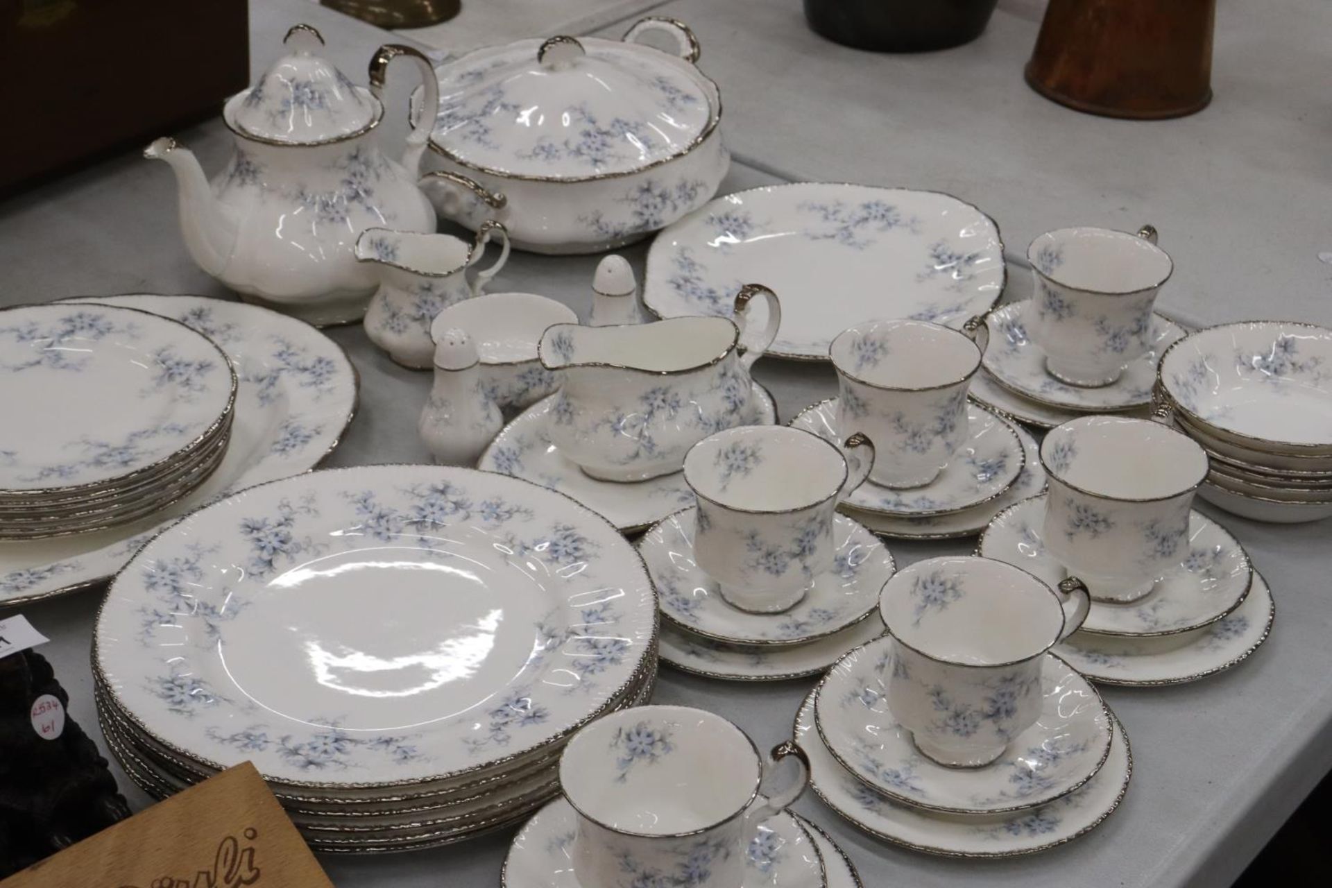A PARAGON 'BRIDES CHOICE' DINNER SERVICE TO INCLUDE SIX OF EACH, DINNER, SALAD, SIDE PLATES, CUPS - Image 4 of 12