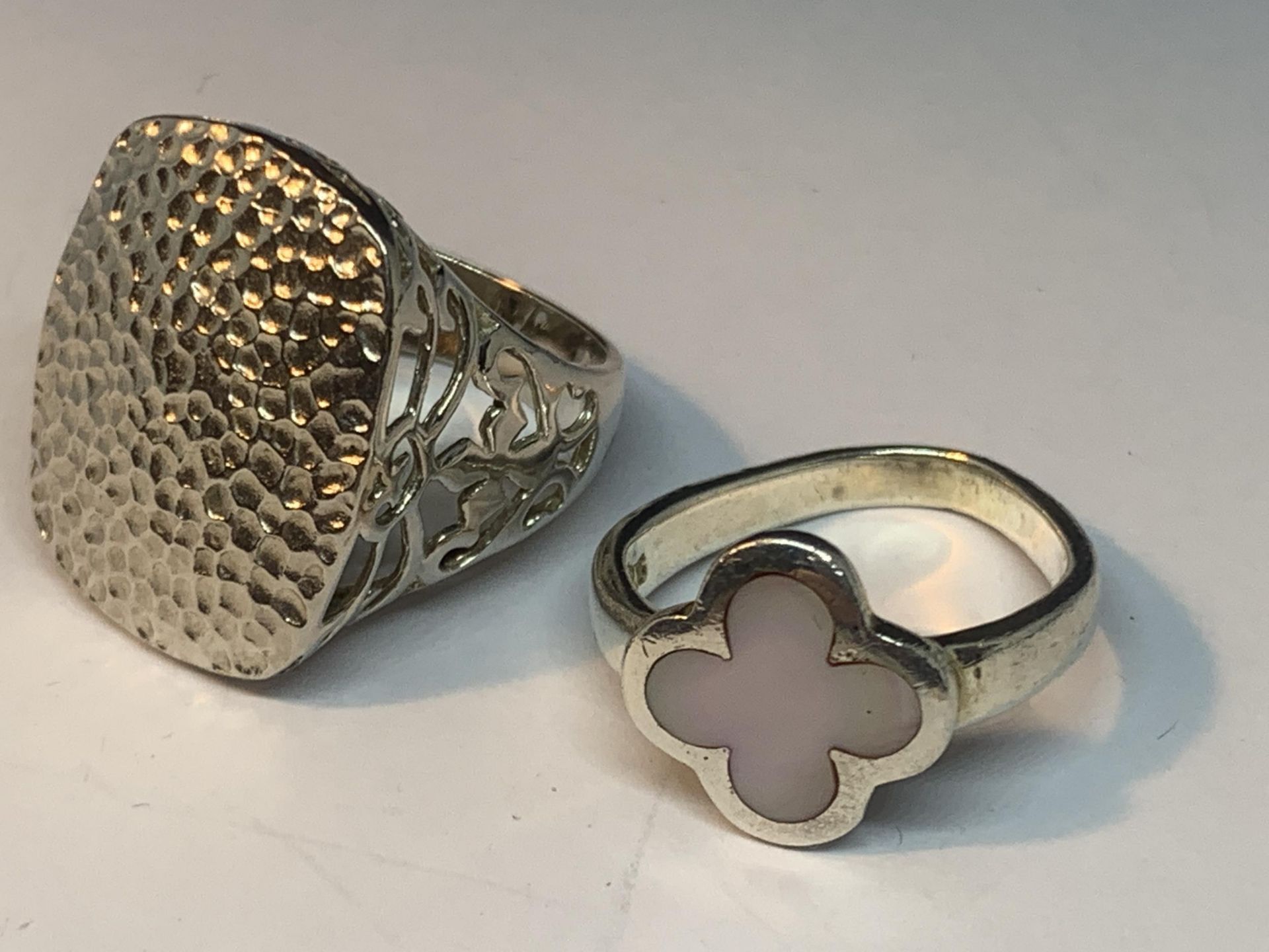 FOUR VARIOUS SILVER RINGS - Image 2 of 3