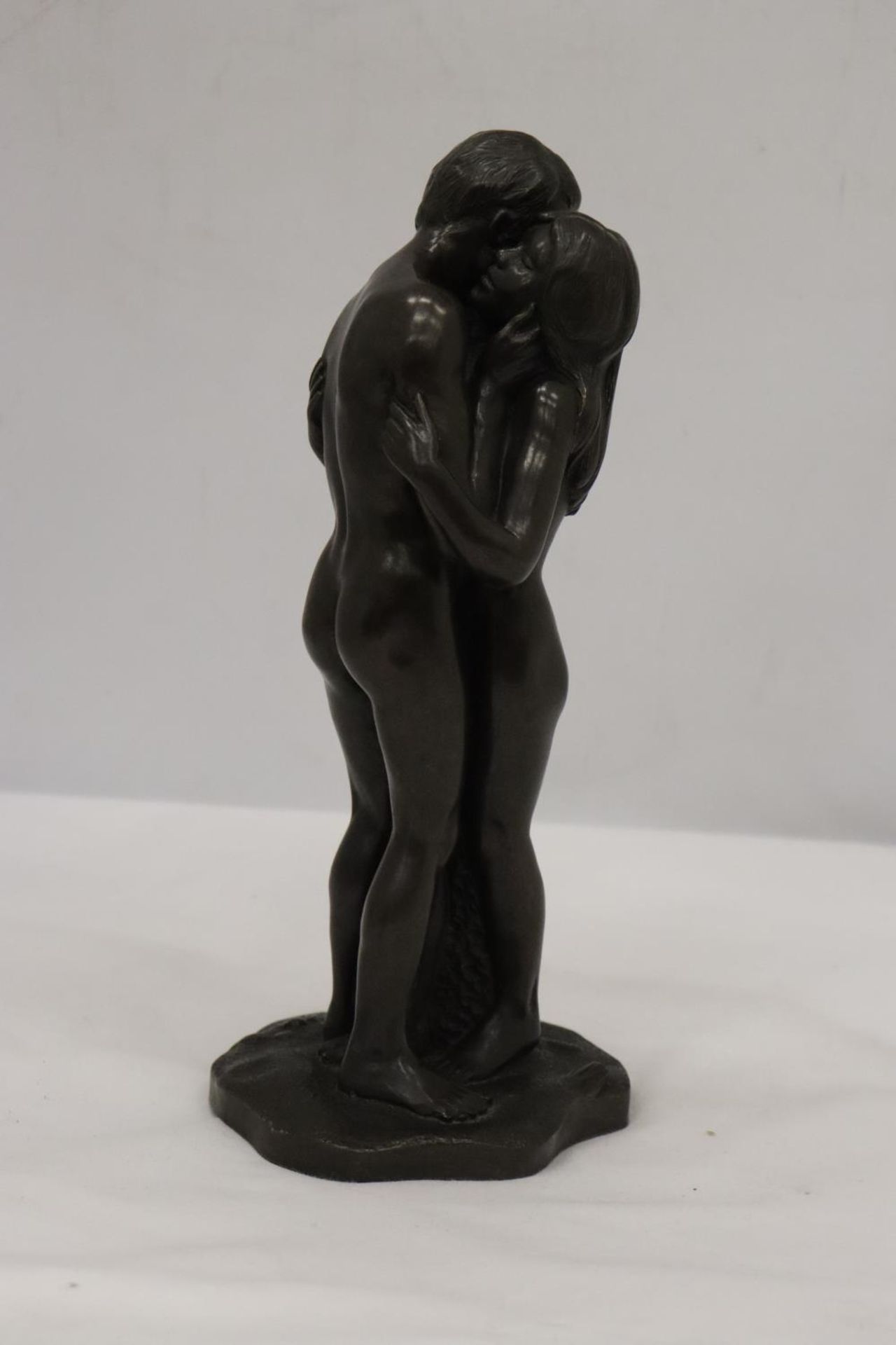 A FIGURINE 'THE LOVERS', HEIGHT 23CM - Image 3 of 5