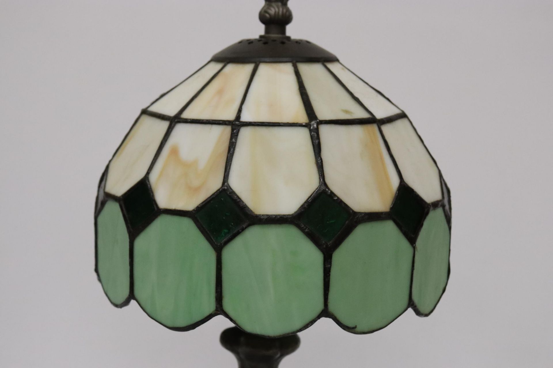 A TIFFANY STYLE TABLE LAMP - Image 3 of 4