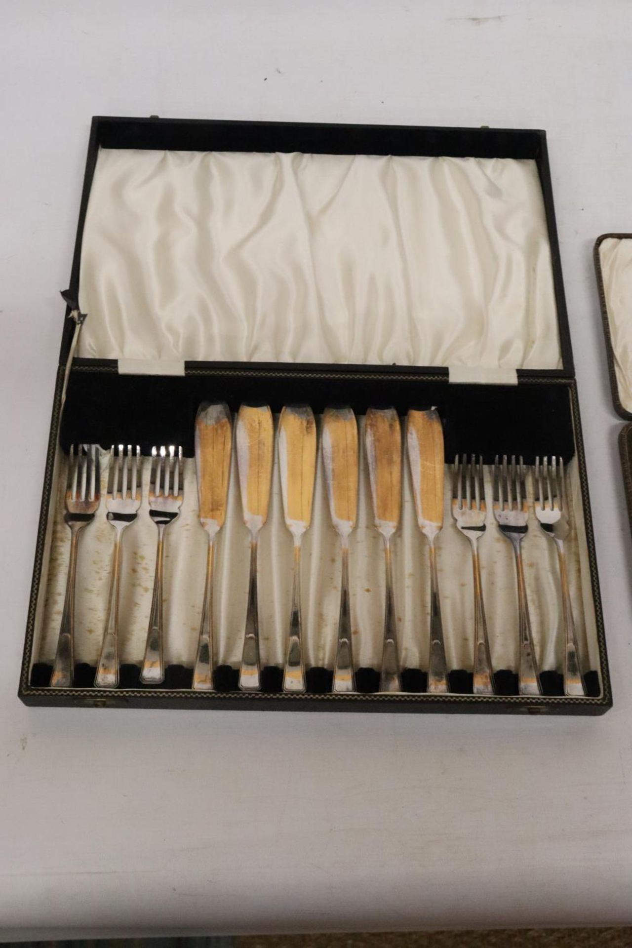 A BOXED SET OF CUTLERY TO INCLUDE A BOXED SET OF KNIVES - Image 4 of 8