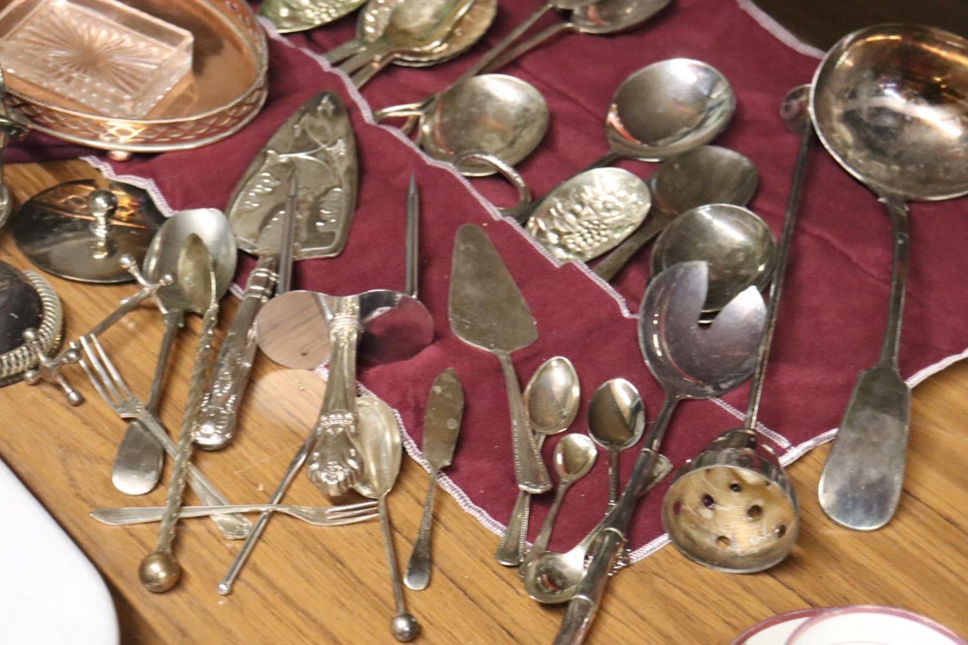 A LARGE QUANTITY OF VINTAGE FLATWARE TO INCLUDE A LADEL, BERRY SPOONS, CAKE SLICES, SERVING - Image 6 of 6