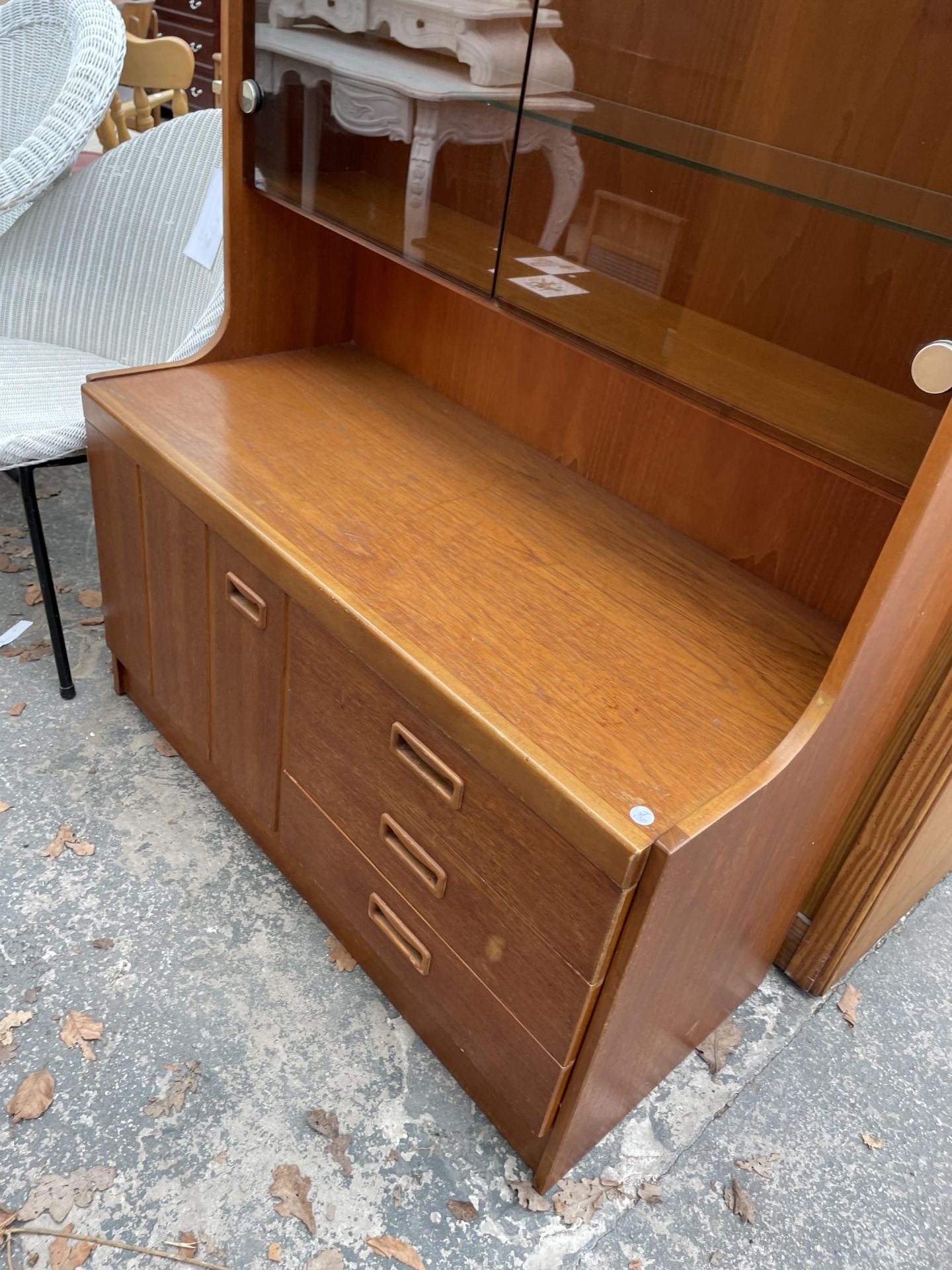 A RETRO TEAK LOUNGE UNIT WITH SMOKED GLASS DOORS, CUPBOARD AND DRAWERS TO BASE. 39.5" WIDE - Image 3 of 3