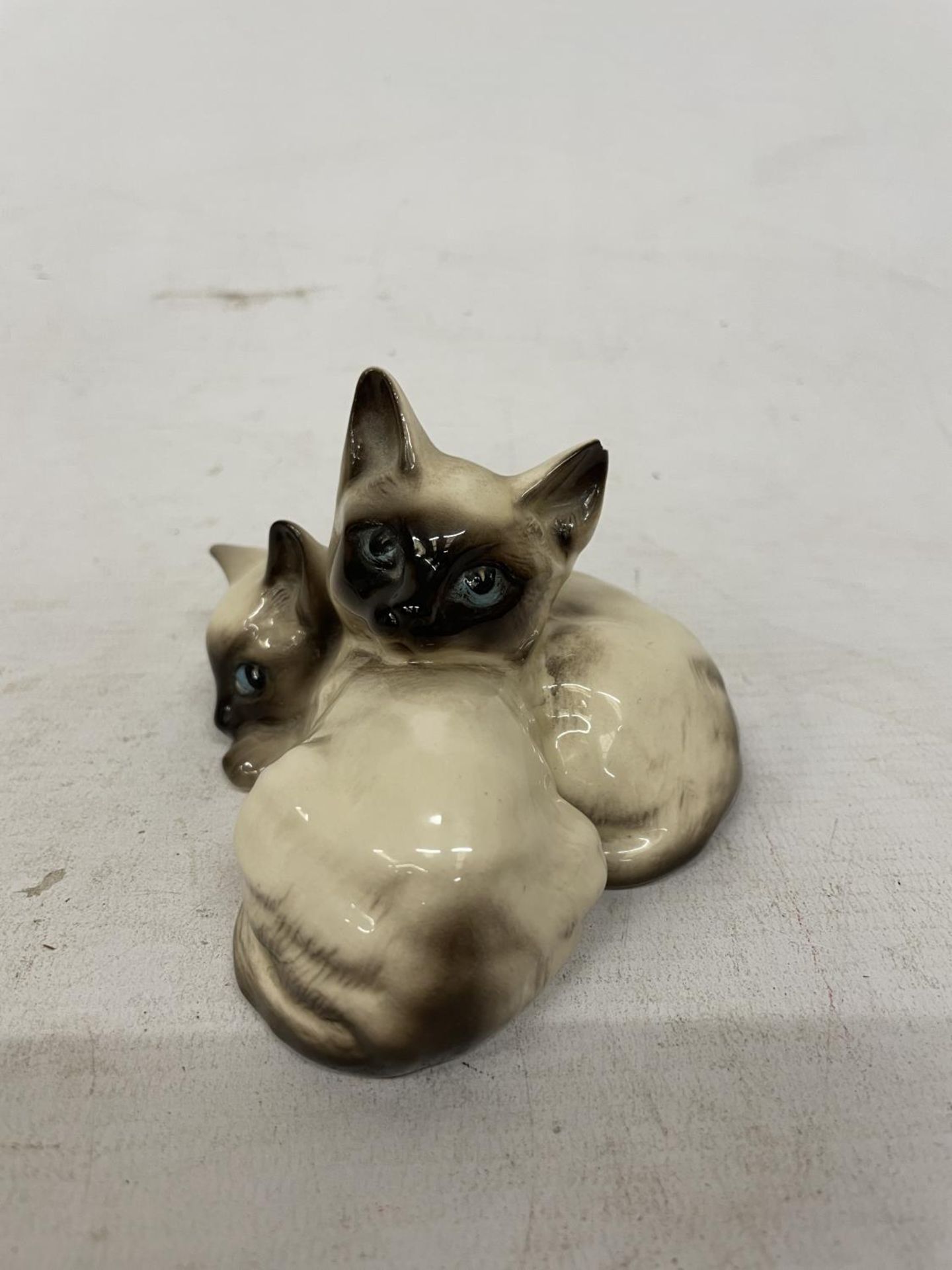 TWO BESWICK CATS TO INCLUDE A LARGE WHITE ONE NO 1867 AND A PAIR OF SIAMESE (EAR A/F) - Image 4 of 6