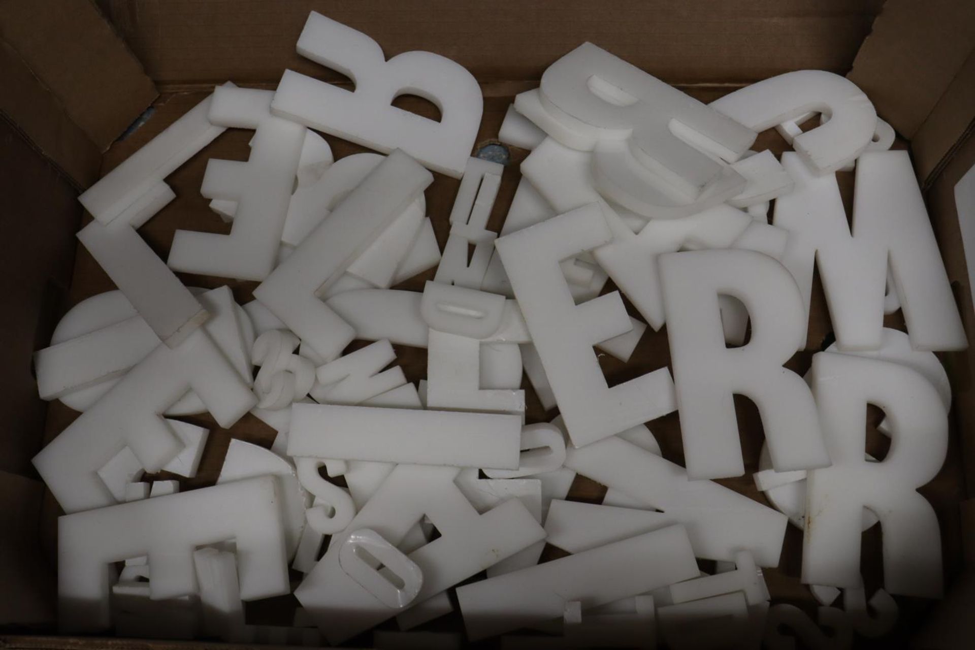 A QUANTITY OF LARGE AND SMALL PERSPEX LETTERS - Bild 2 aus 4