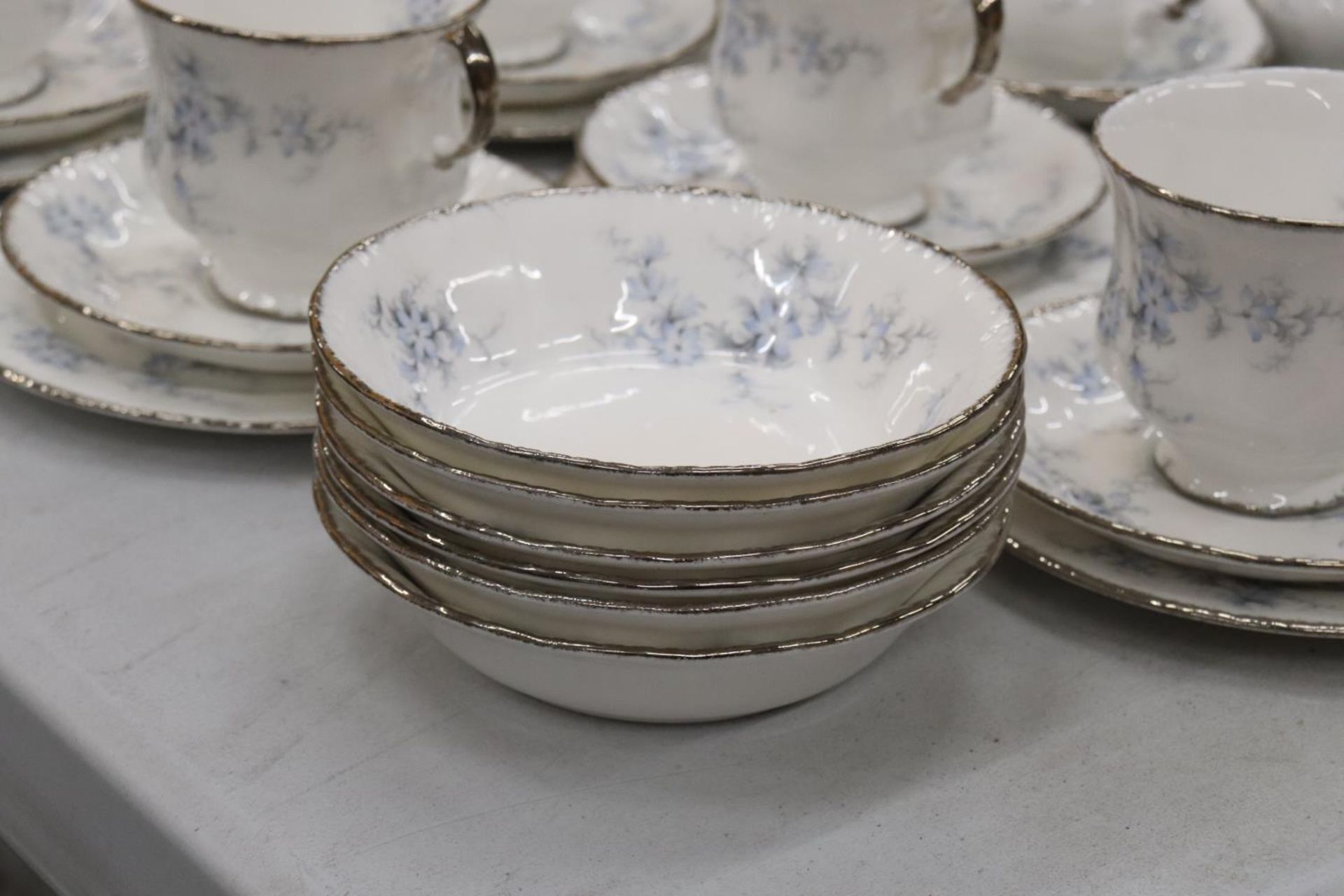 A PARAGON 'BRIDES CHOICE' DINNER SERVICE TO INCLUDE SIX OF EACH, DINNER, SALAD, SIDE PLATES, CUPS - Image 6 of 12