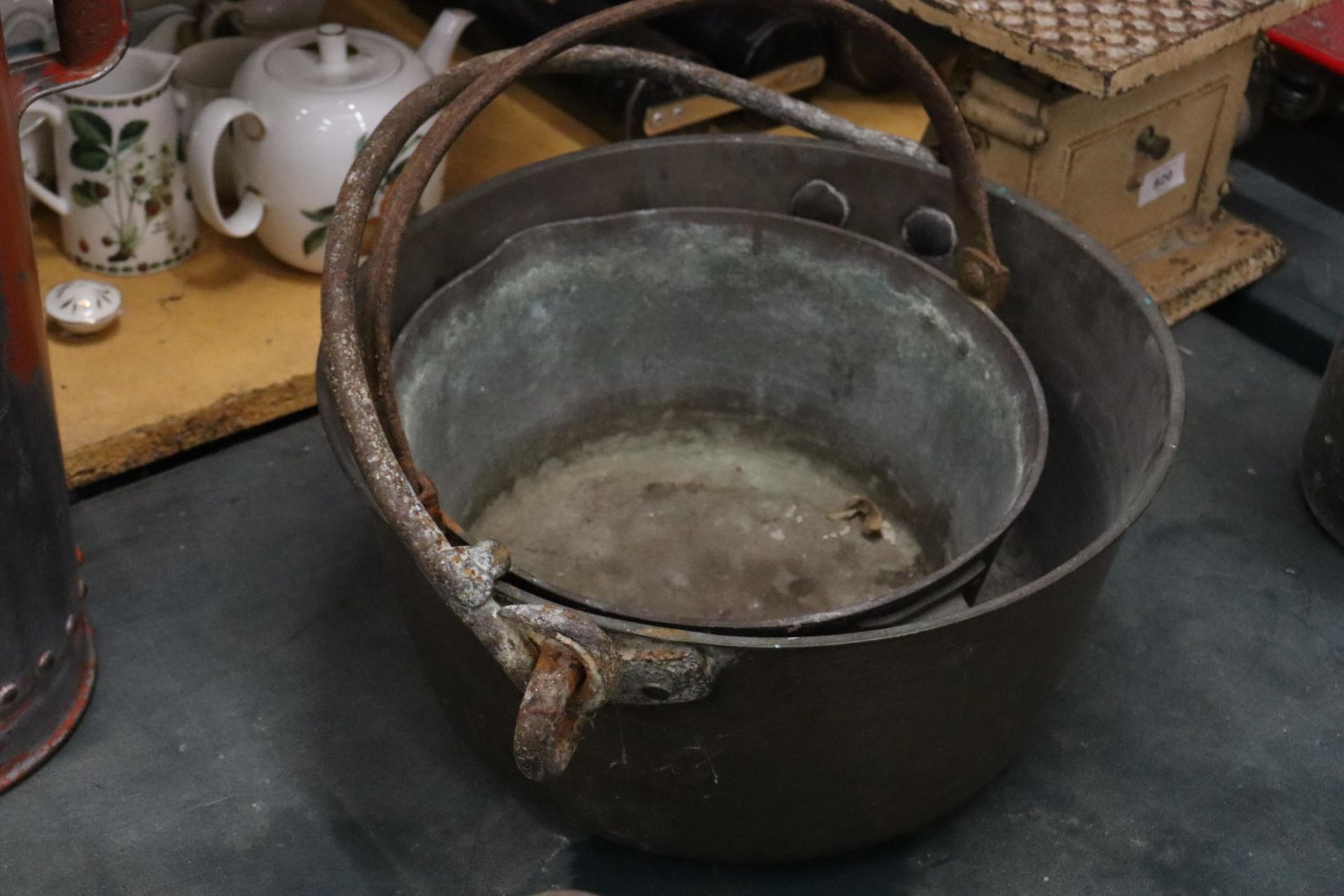 TWO LARGE HEAVY CAST PANS, A VINTAGE BRASS LAMP - A/F AND A SMALL CHURN - Image 11 of 11